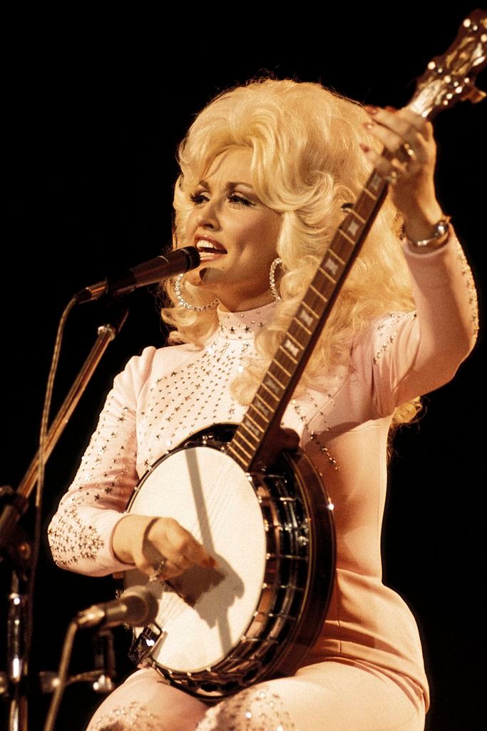 Dolly Parton performing live onstage at the UK Country Music Festival on April 1, 1976 | Photo: Andrew Putler/Redferns/Getty Images