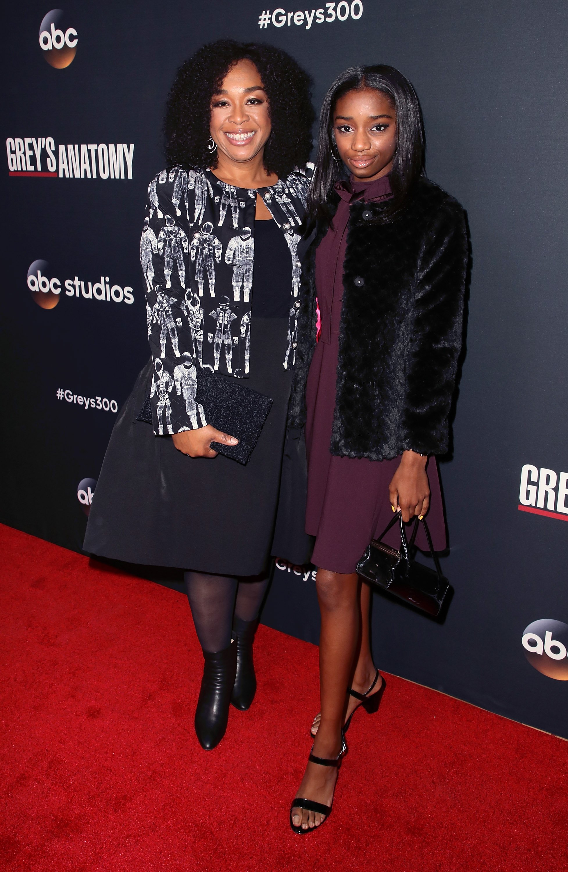 Shonda Rhimes ve kızı Harper Rhimes, ABC'nin 300. bölüm kutlamasına katıldı "Grey'in Anatomisi" 4 Kasım 2017'de Los Angeles, California'da TAO Hollywood'da.  |  Kaynak: Getty Images