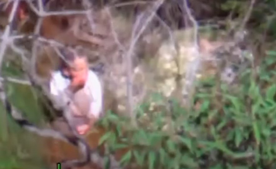 AJ antes de ser rescatado, bebiendo agua. | Foto: Youtube/InsideEdition