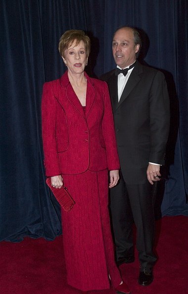 Carol Burnett and Brian Miller at the United States State Department on December 6, 2003. | Photo: Getty Images
