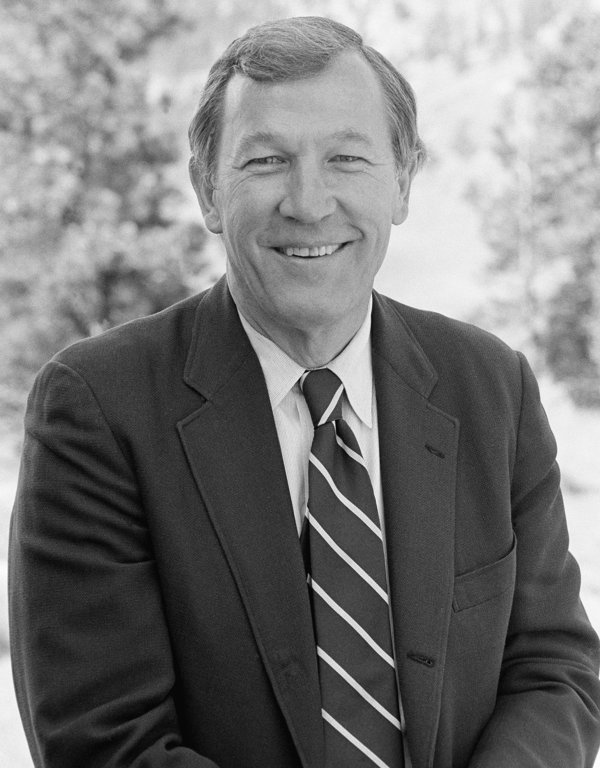 Roger Mudd smiling in a 1986 picture | Photo: NBC NewsWire/NBCU Photo Bank/NBCUniversal/Getty Images