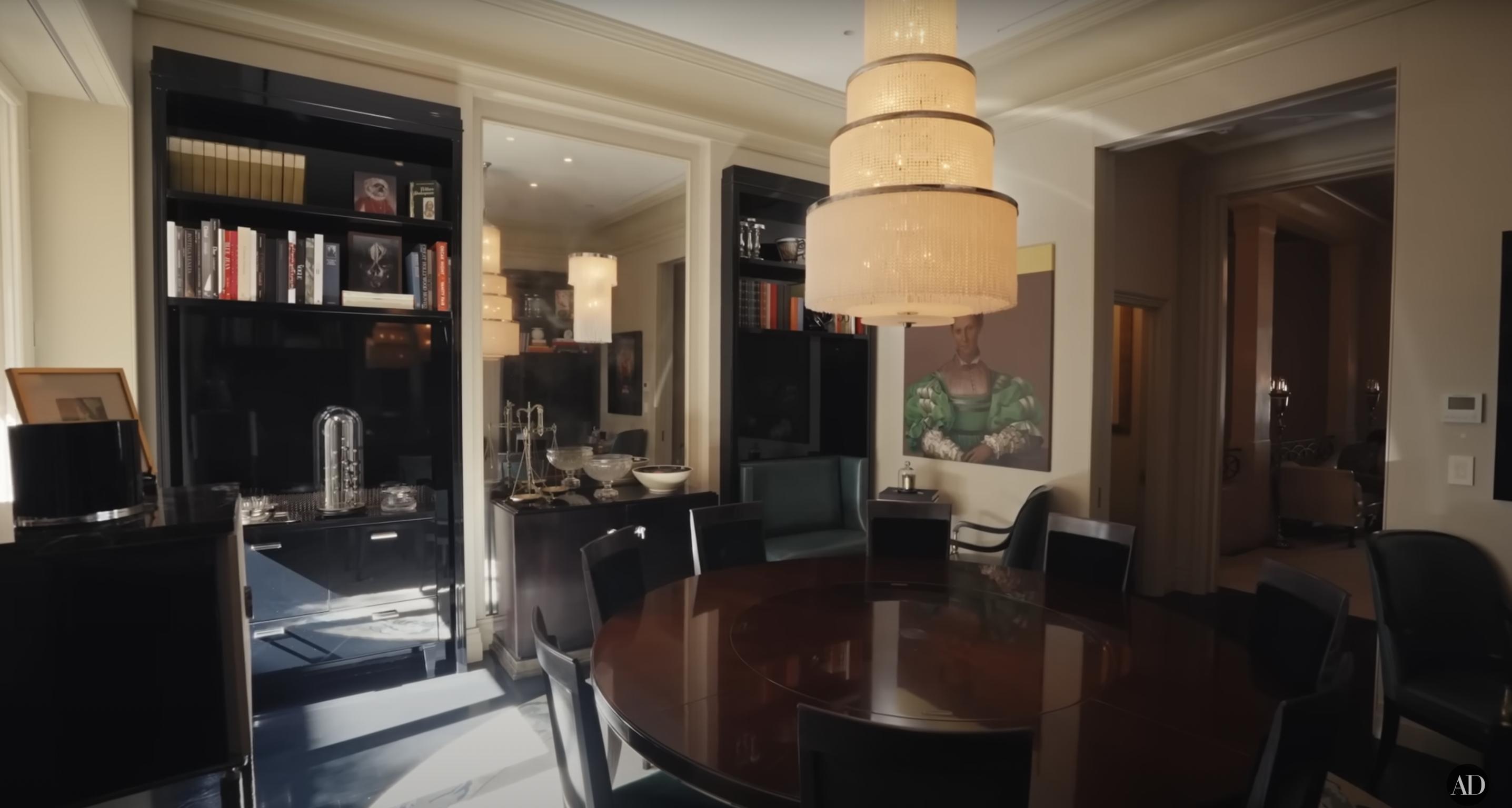 Kelly Ripa and Mark Consuelos' New York dining room as seen in a video dated December 10, 2024 | Source: YouTube/@Archdigest