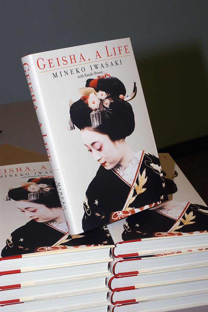 Ejemplares del libro "Geisha, A Life" de Mineko Iwasaki, en una librería en Beverly Hills, California, el 4 de octubre de 2002. | Foto: Getty Images