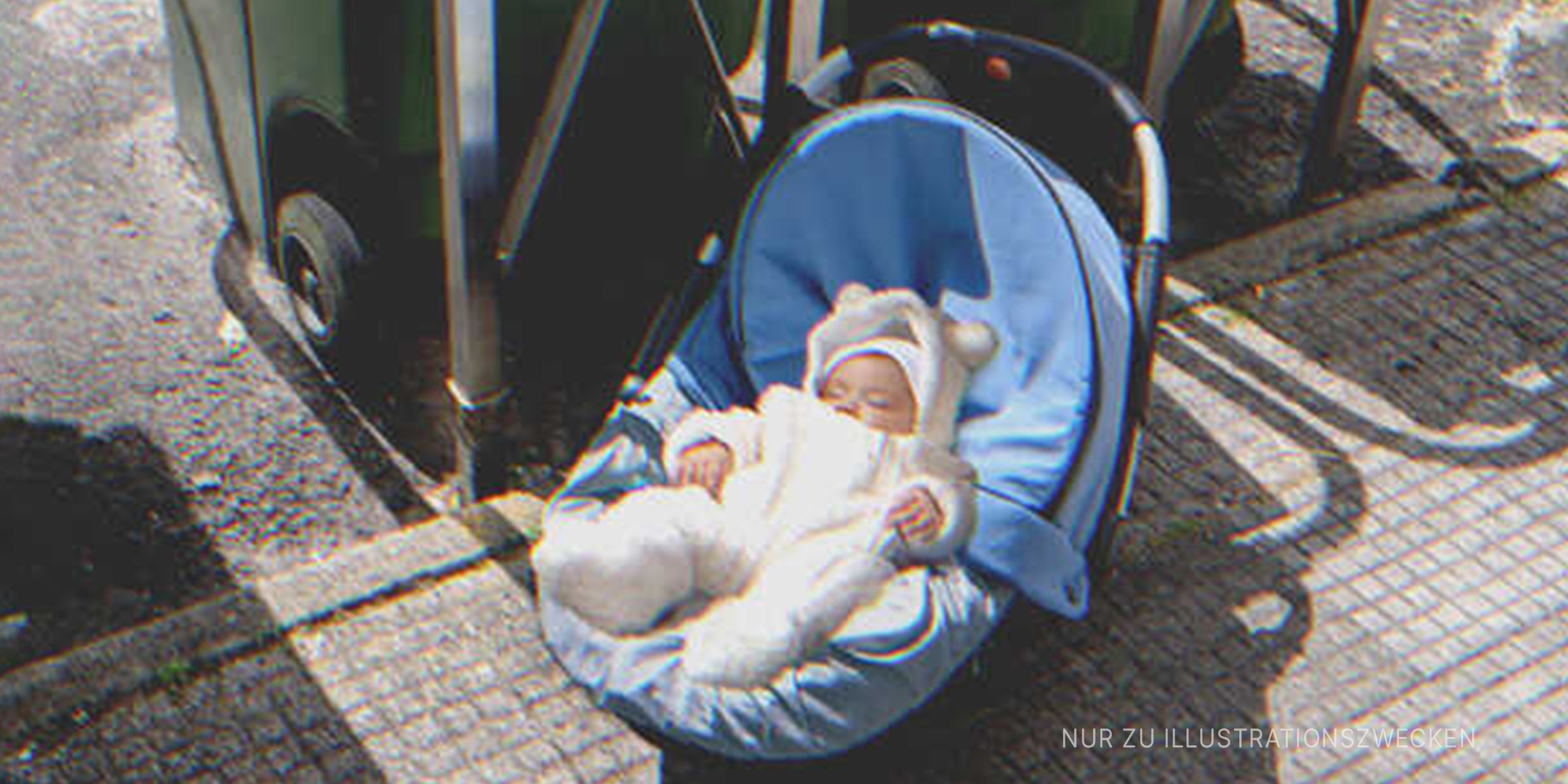 Baby in einem Autositz in der Nähe eines Müllcontainers | Quelle: Shutterstock