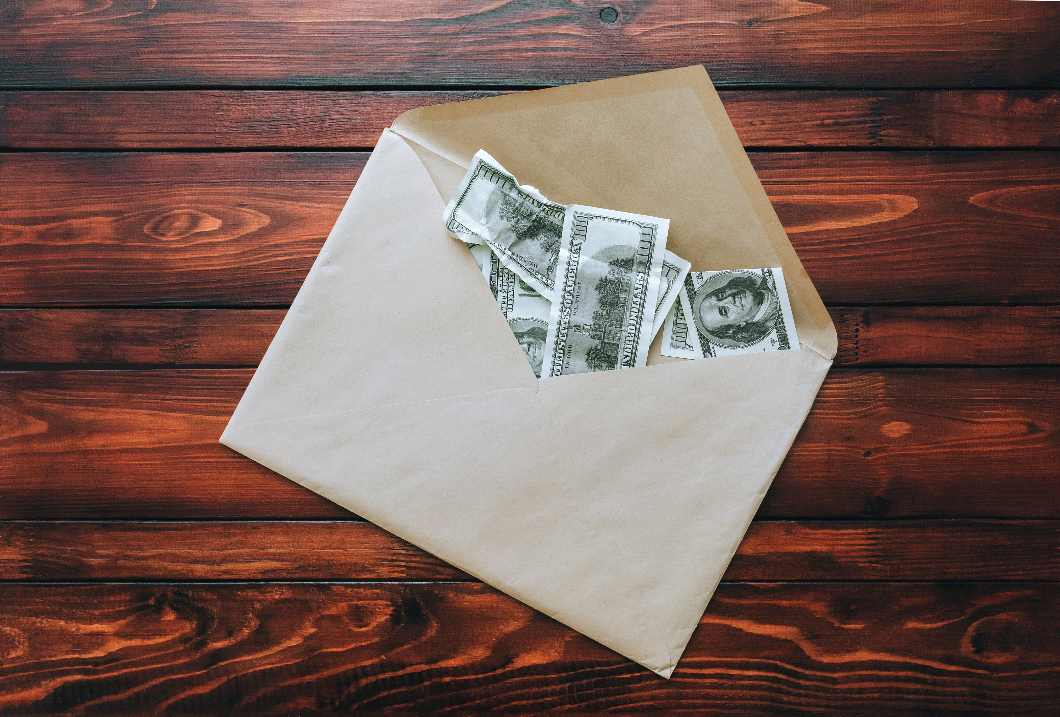 Ein Umschlag mit Geld | Quelle: Shutterstock