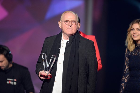 William Sheller reçoit la Victoire d'honneur lors de la 31e cérémonie des 'Victoires de la Musique' au Zénith.| Photo : Getty Images