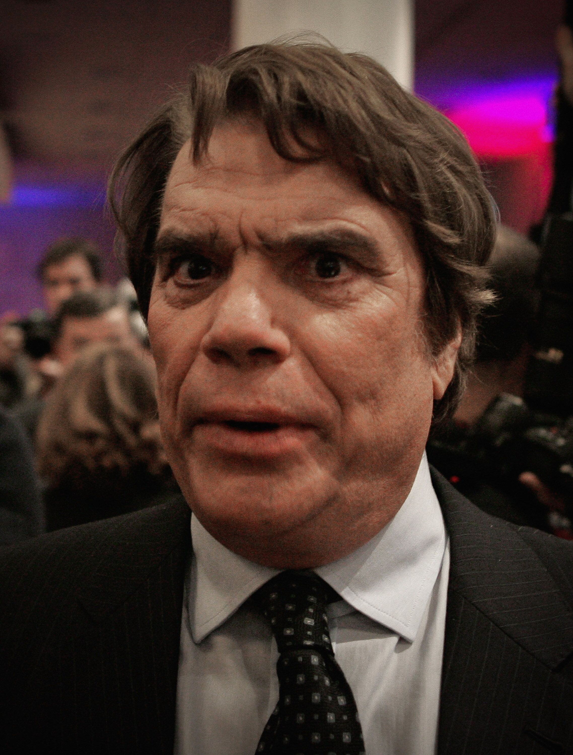 Bernard Tapie assiste à un dîner de la République le 9 décembre 2010 à Paris, France. | Photo : Getty Images