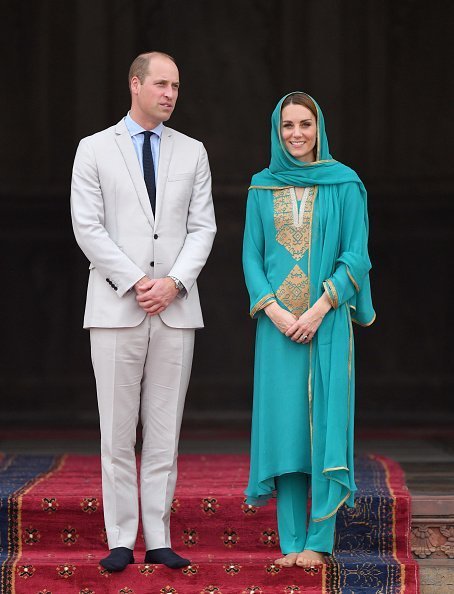 Prince William, Duke of Cambridge and Catherine, Duchess of Cambridge visit the Badshahi Mosque in Lahore, Pakistan | Photo: Getty Images