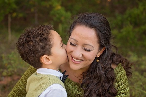 Niño dándole beso en la mejilla a su madre. | Foto: Pixabay