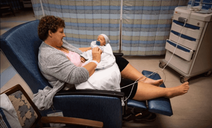 Grand-mère de 50 ans avec deux petits-enfants surprend de sa vie, donne naissance à un petit garçon | Photo : YouTube / teetu