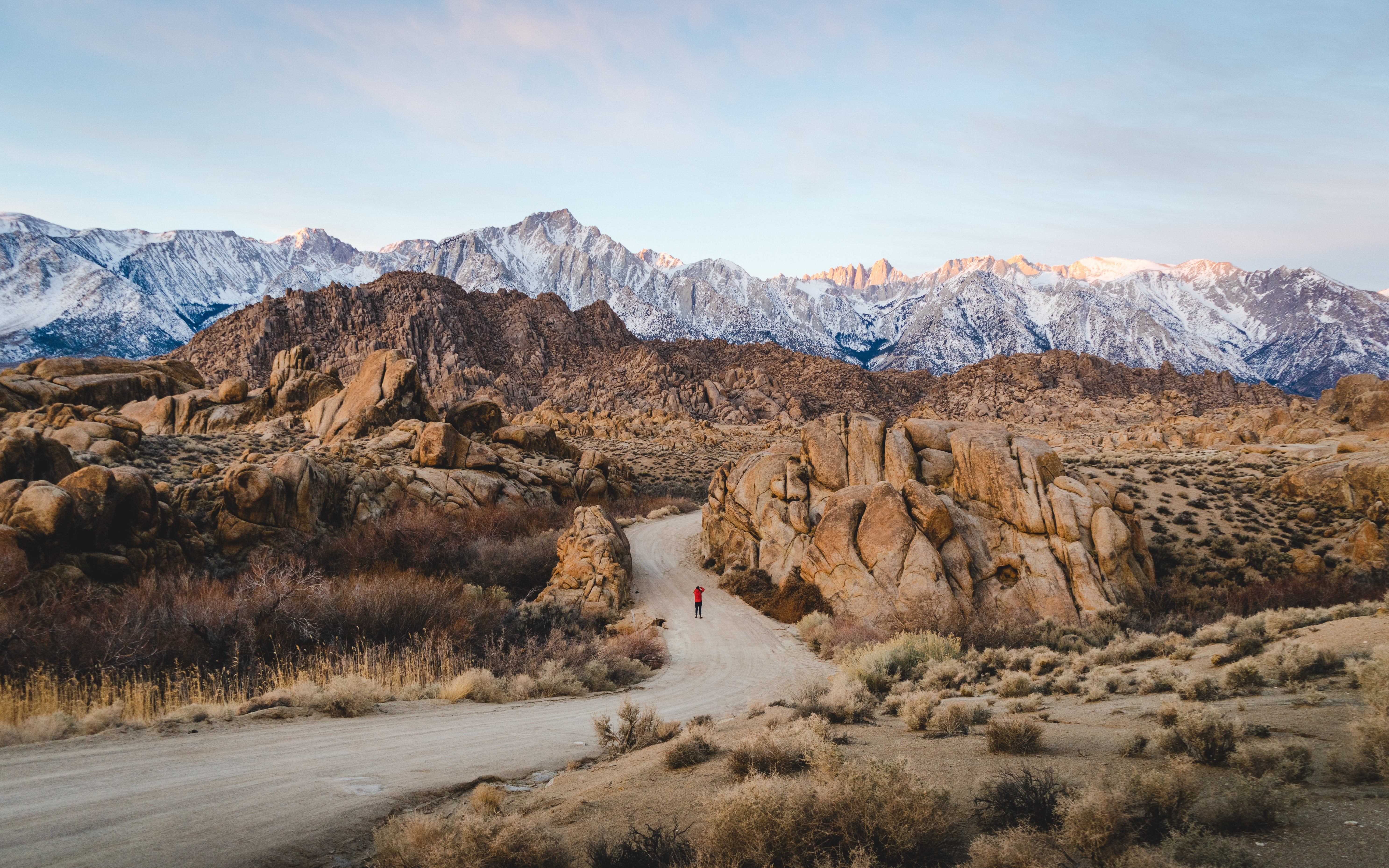 The young woman had to hike back down after Peter pushed her. | Photo: Pexels