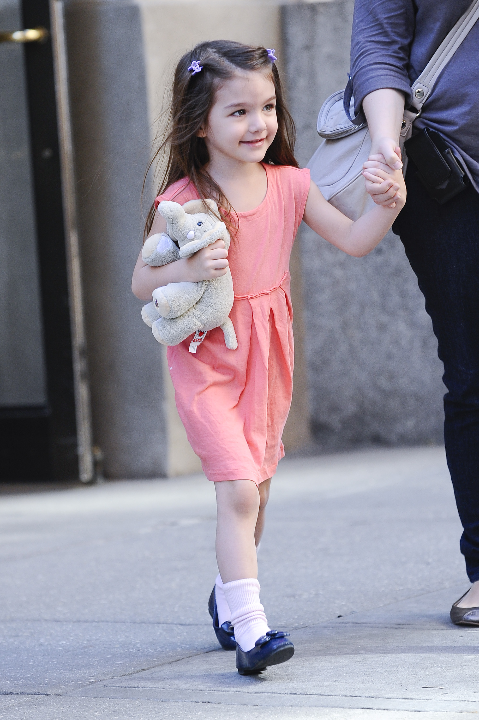 Suri Cruise seen leaving her Greenwich Village apartment on April 12, 2010 in New York City. | Source: Getty Images