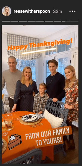 Reese Witherspoon gathered together with Jim and Tennessee James Toth, Ava and Deacon Phillippe on November 26, 2020 | Photo: Instagram Story/reesewitherspoon