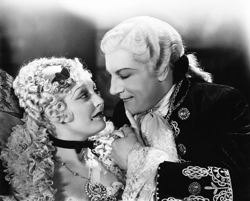 Thelma Todd as Lady Pamela Rocburg holding hands with Dennis King as Diavolo in the 1933 film "Fra Diavolo." | Photo: Getty Images