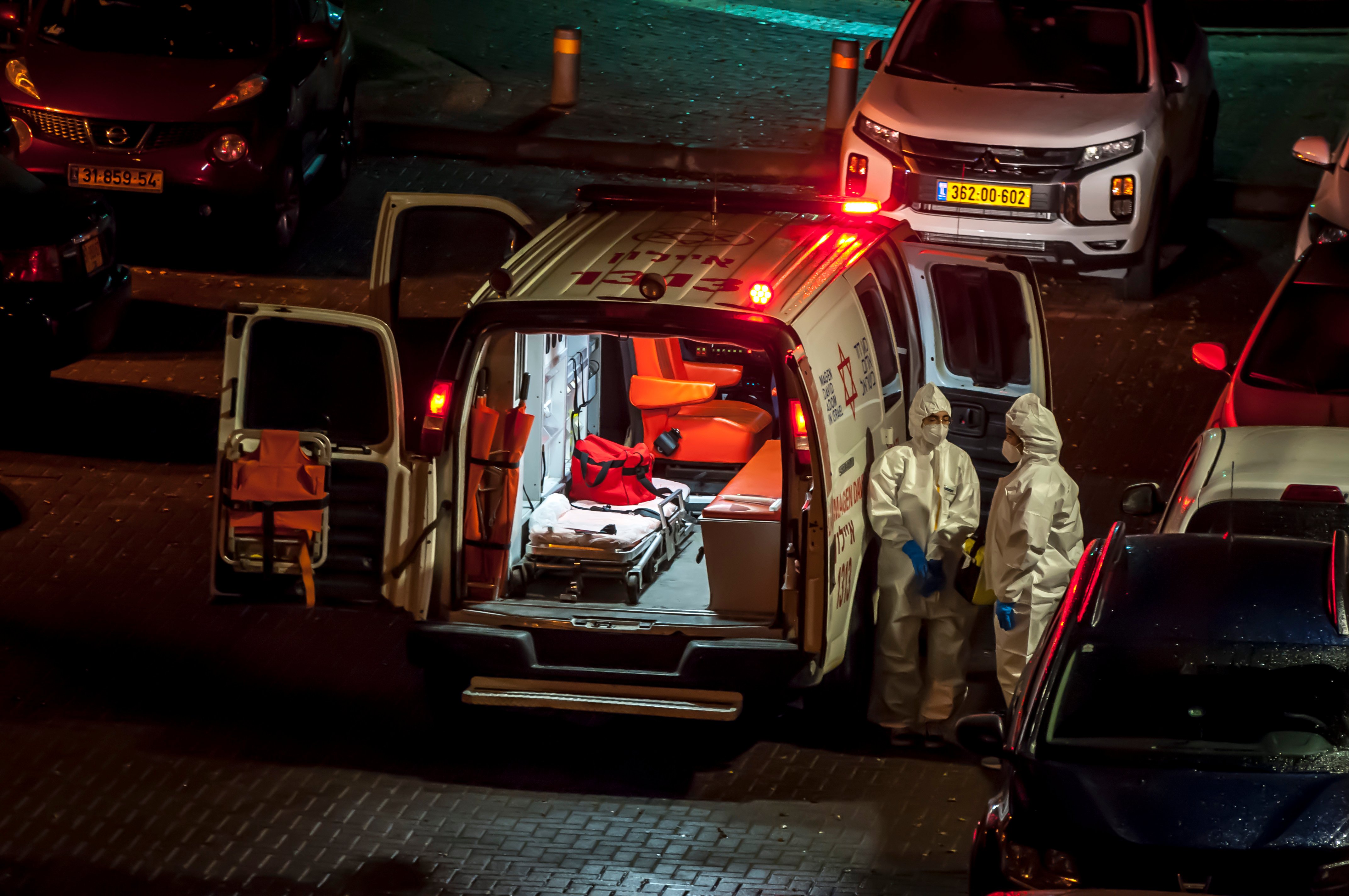 Deux membres de l'équipe d'ambulanciers | Photo : Shutterstock