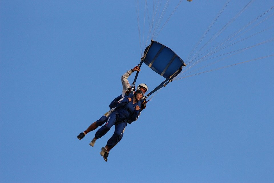 A photo of a man and a woman skydiving. | Photo: Pixabay