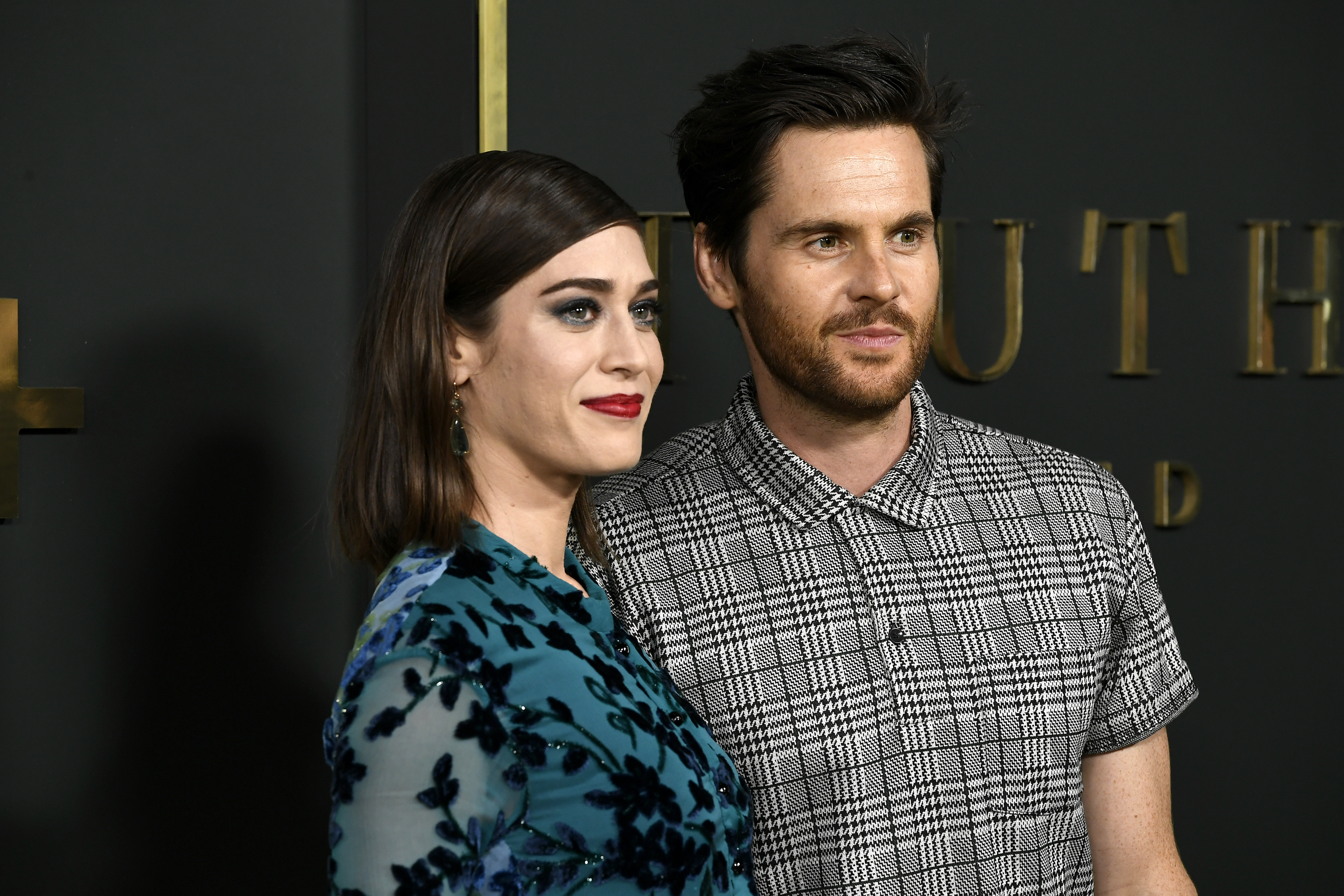 Lizzy Caplan and Tom Riley during the "Truth Be Told" Apple premiere at AMPAS Samuel Goldwyn Theater on November 11, 2019, in Beverly Hills, California. | Source: Getty Images