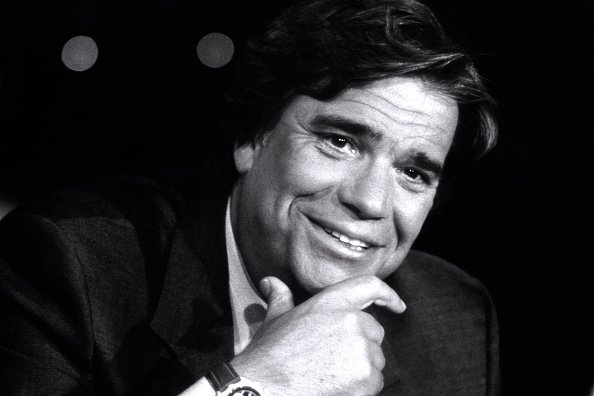 Homme d'affaires et homme politique français, Bernard Tapie pose lors d'une séance de portrait. | Photo : Getty Images.