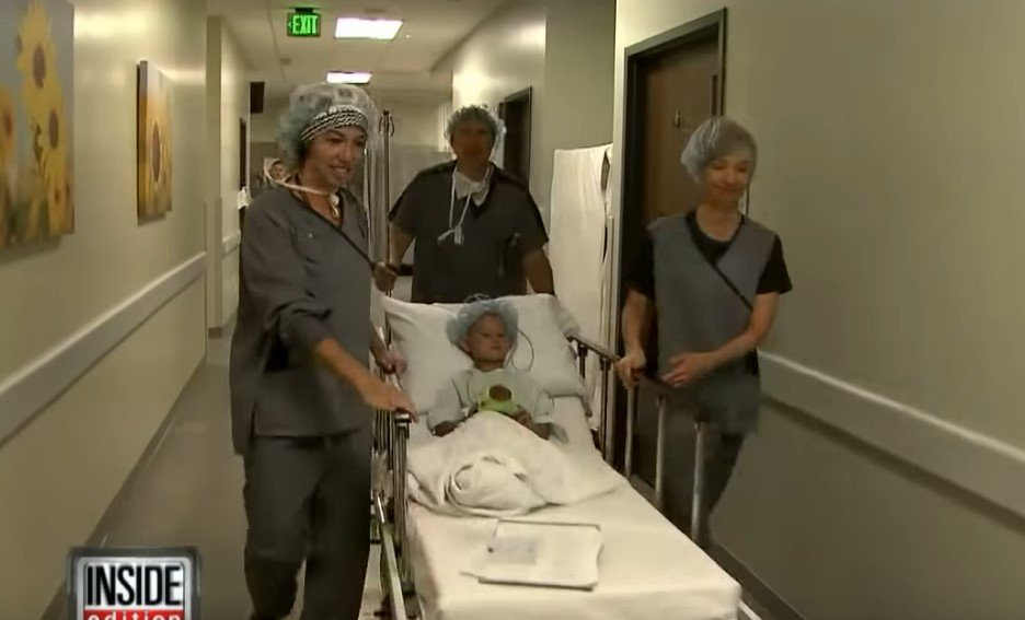 Picture of six-year-old Gage Berger on his way to surgery. | Source: Youtube/Inside Edition  