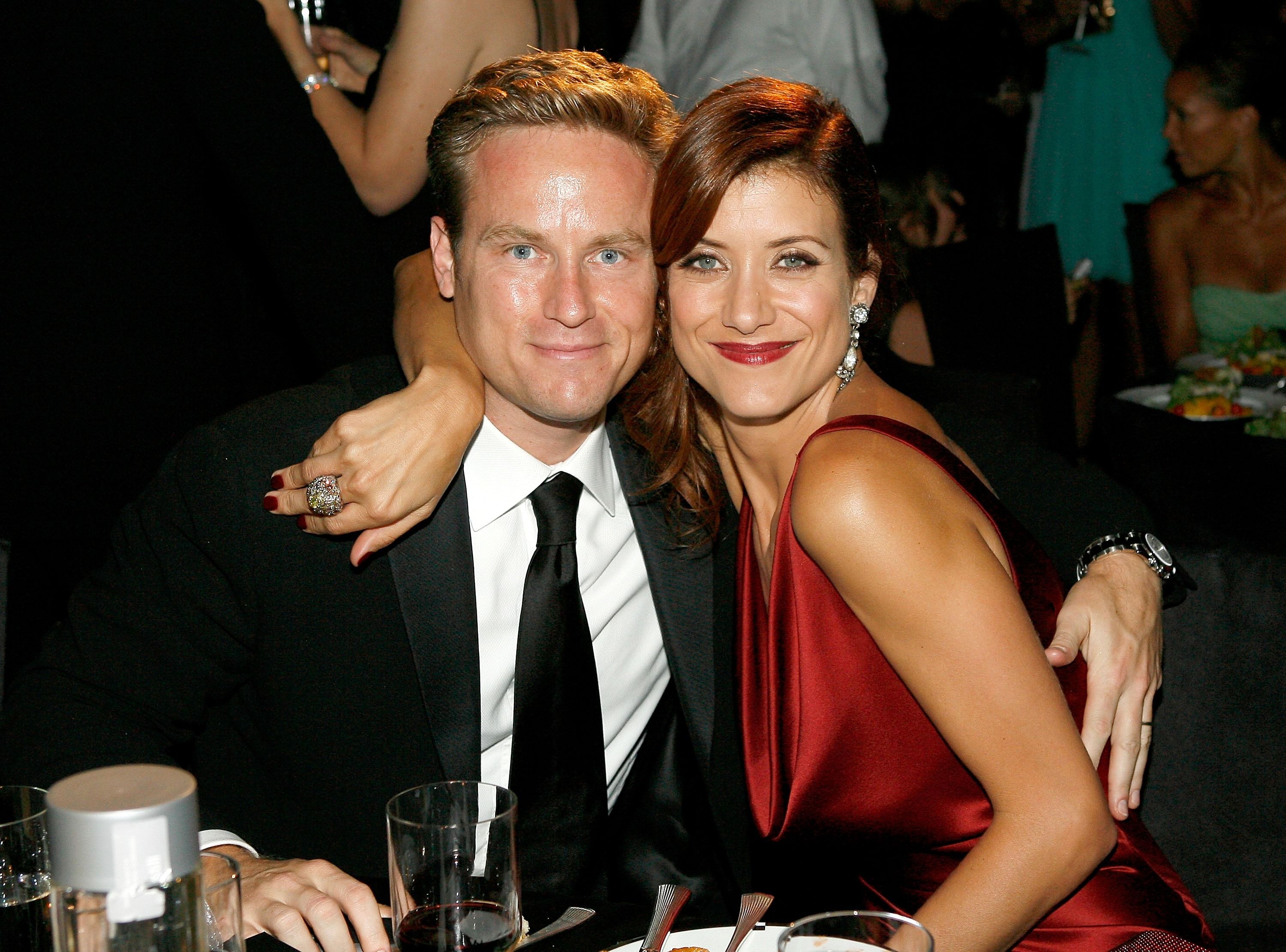 Alex Young and Kate Walsh pose at the Governor's Ball after the 59th Annual Primetime Emmy Awards on September 16, 2007, in Los Angeles, California | Photo: Vince Bucci/Getty Images