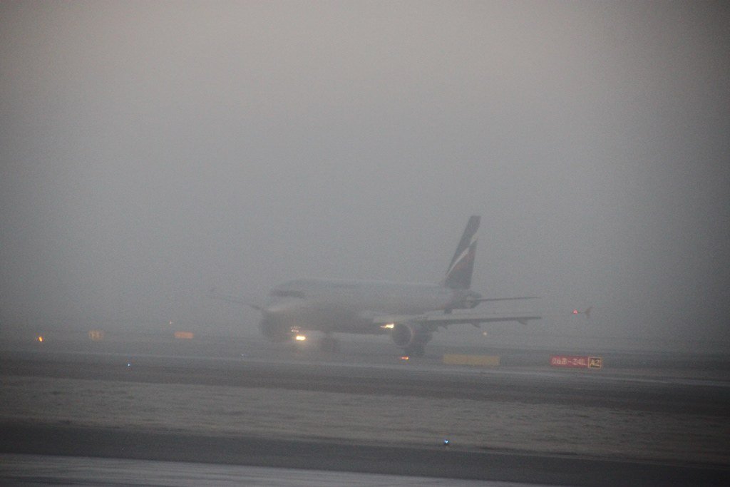 Avión sobre una pista con mucha neblina. | Foto: Flickr Avión sobre una pista con mucha neblina. | Foto: Flickr
