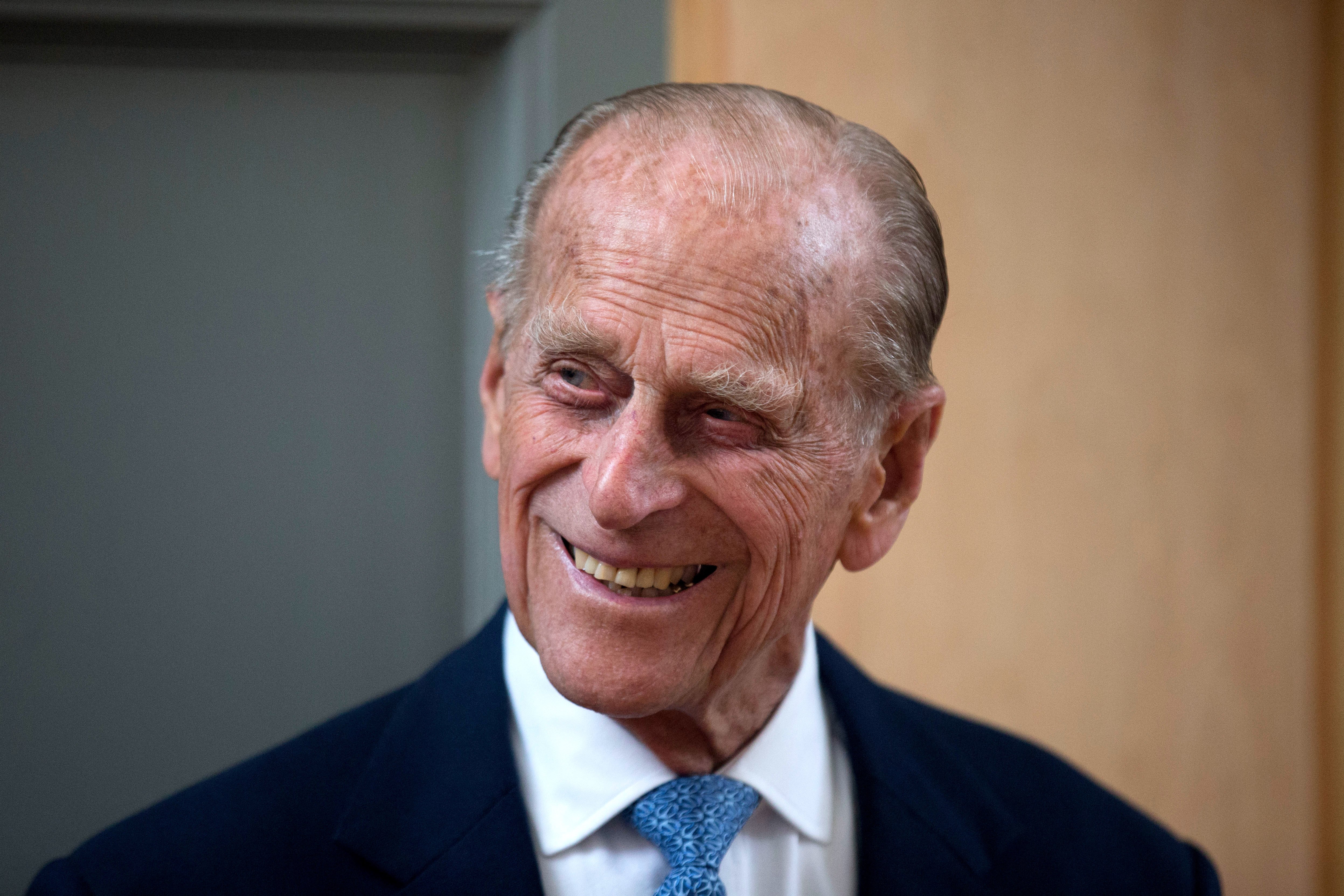Prinz Philip, Herzog von Edinburgh, lächelt, nachdem er am Ende seines Besuchs am Richmond Adult Community College in Richmond am 8. Juni 2015 in London, England, eine Plakette enthüllt hat | Quelle: Getty Images