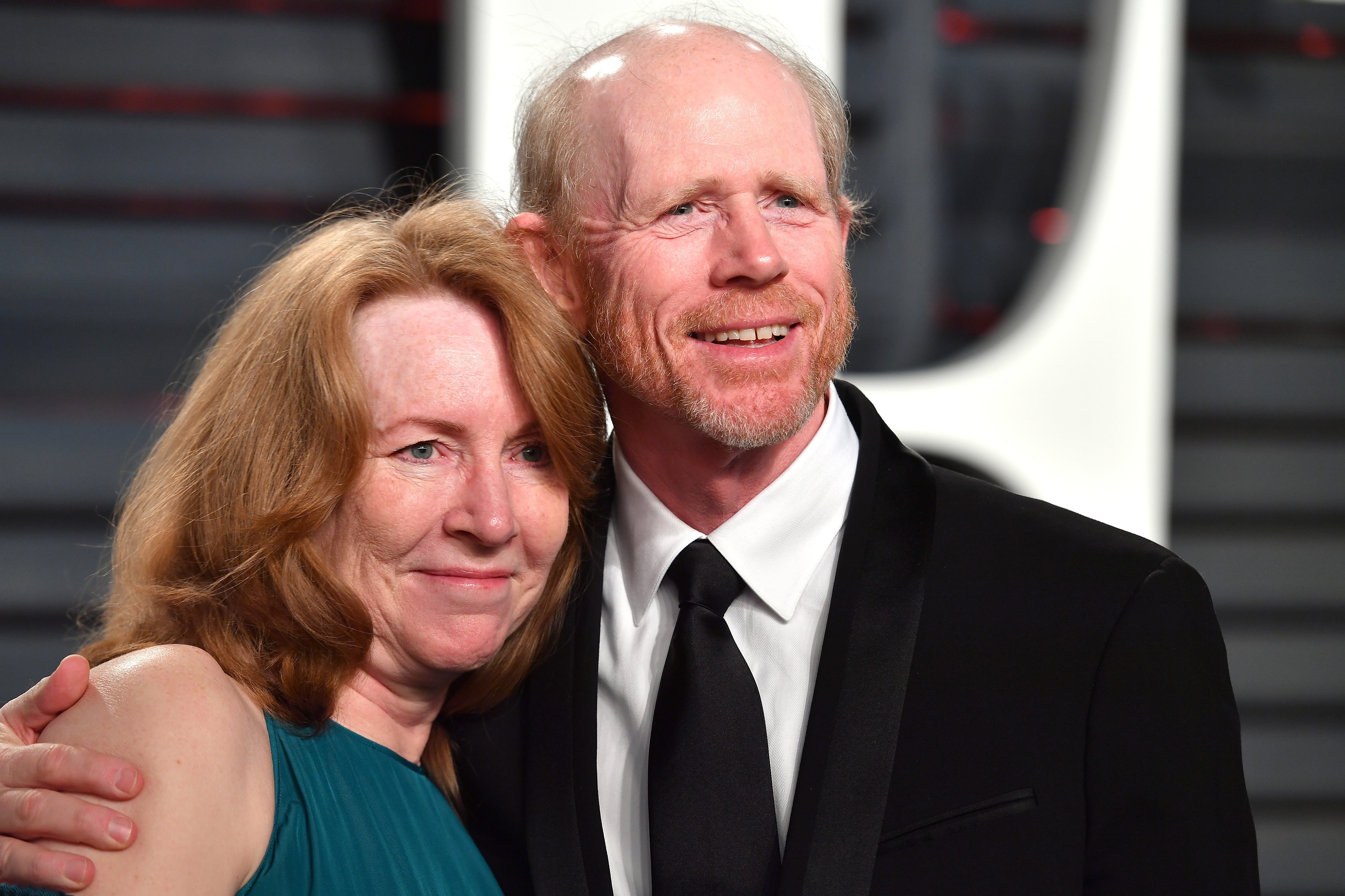 Actor Cheryl Howard (L) and filmmaker Ron Howard attend the 2017 Vanity Fair Oscar Party hosted by Graydon Carter at Wallis Annenberg Center for the Performing Arts on February 26, 2017 in Beverly Hills, California. | Source: Getty Images