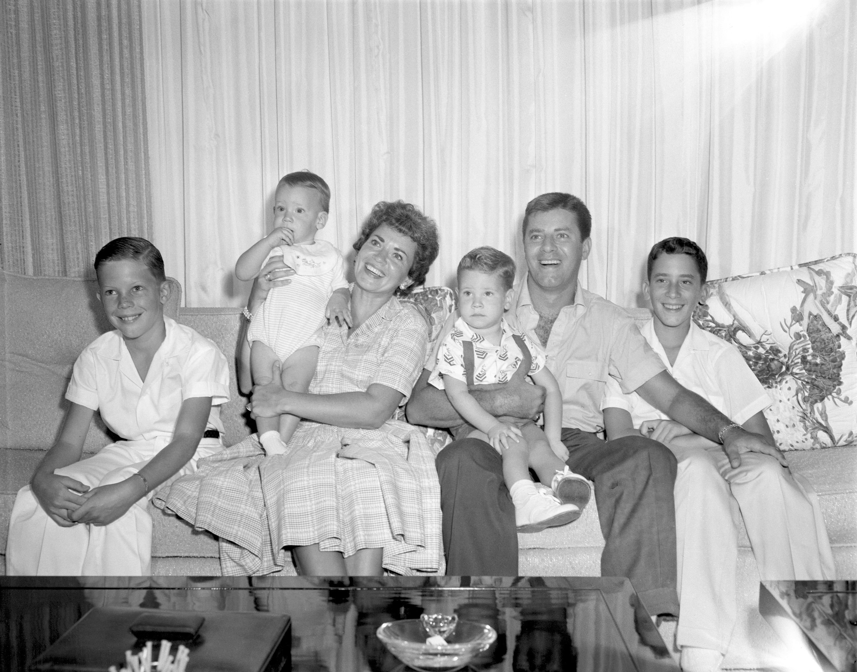 Jerry Lewis, su esposa Patti y sus hijos Ronald, Christopher, Scott y Gary, en California en 1958. | Foto: Getty Images