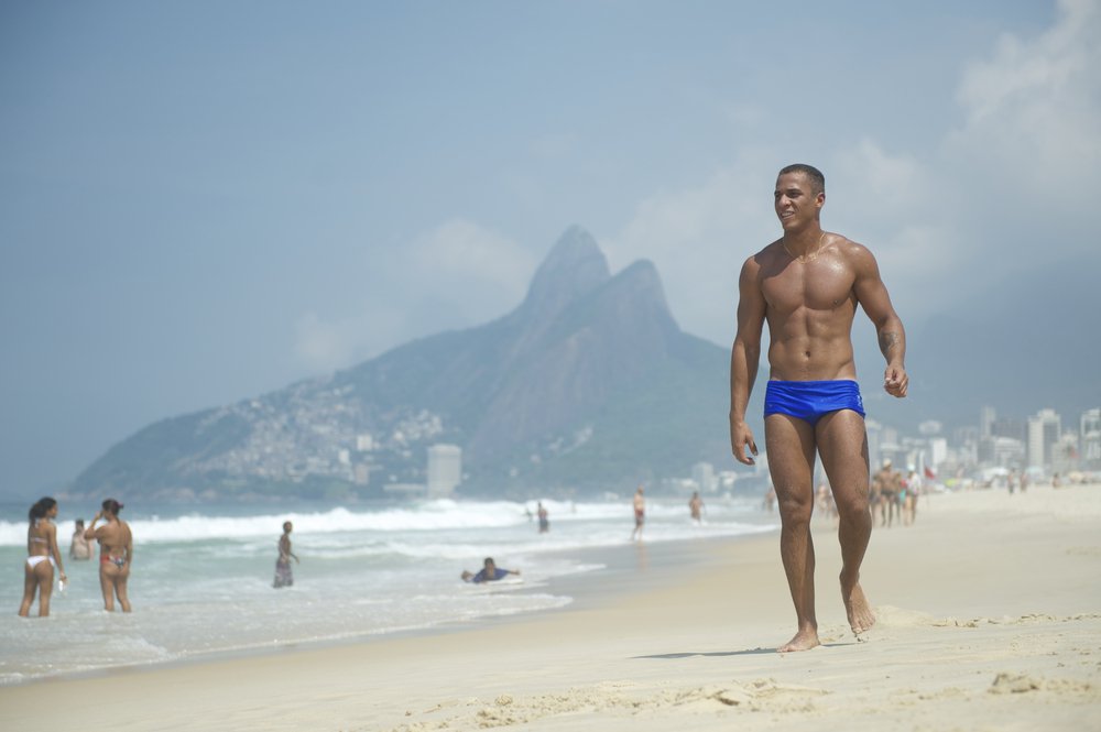 Joven atlético en la playa en Río de Janeiro. | Foto: Shutterstock