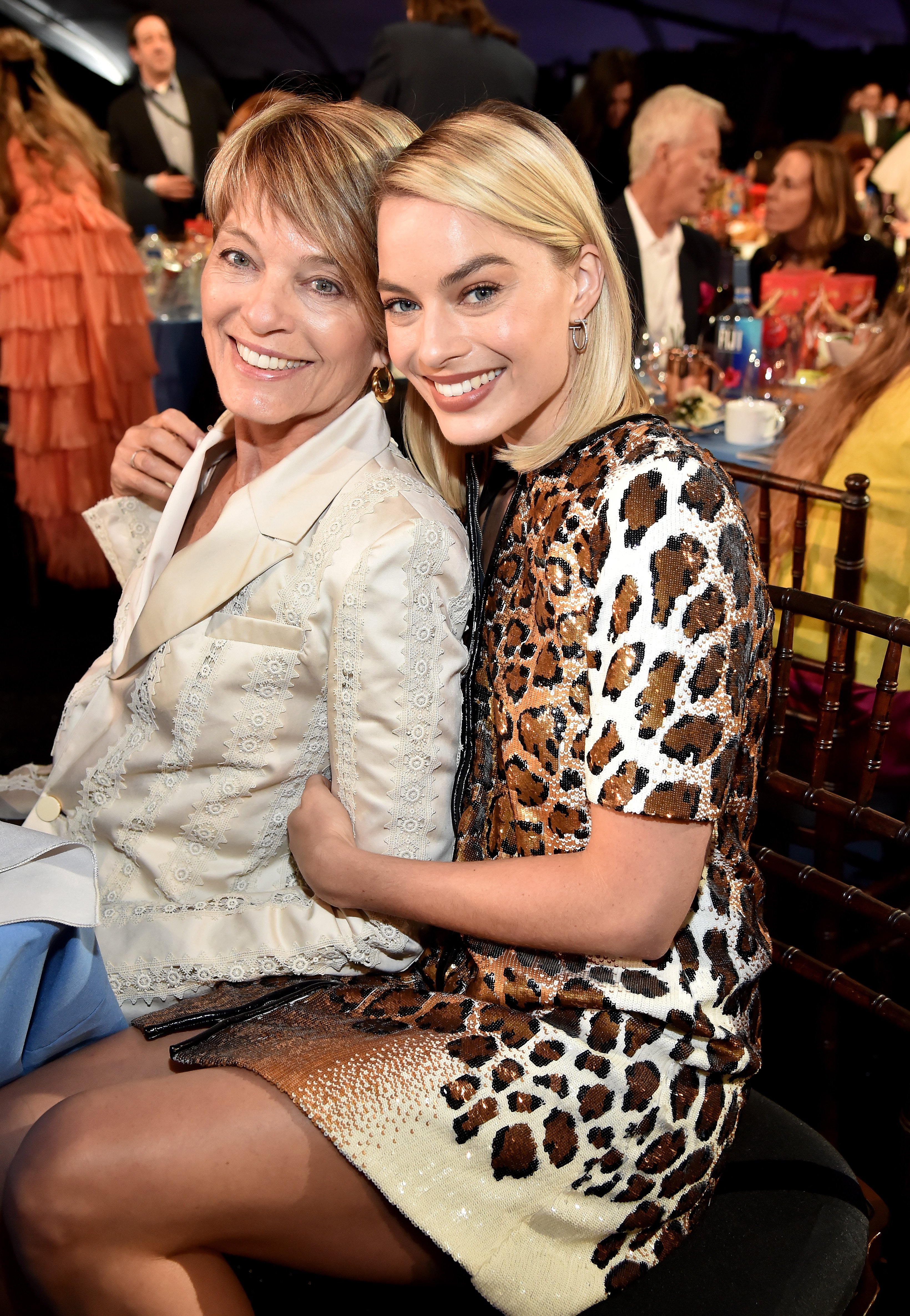 Sarie Kessler and her daughter Margot Robbie pose during the 2018 Film Independent Spirit Awards on March 3, 2018, in Santa Monica, California. | Source: Getty Images