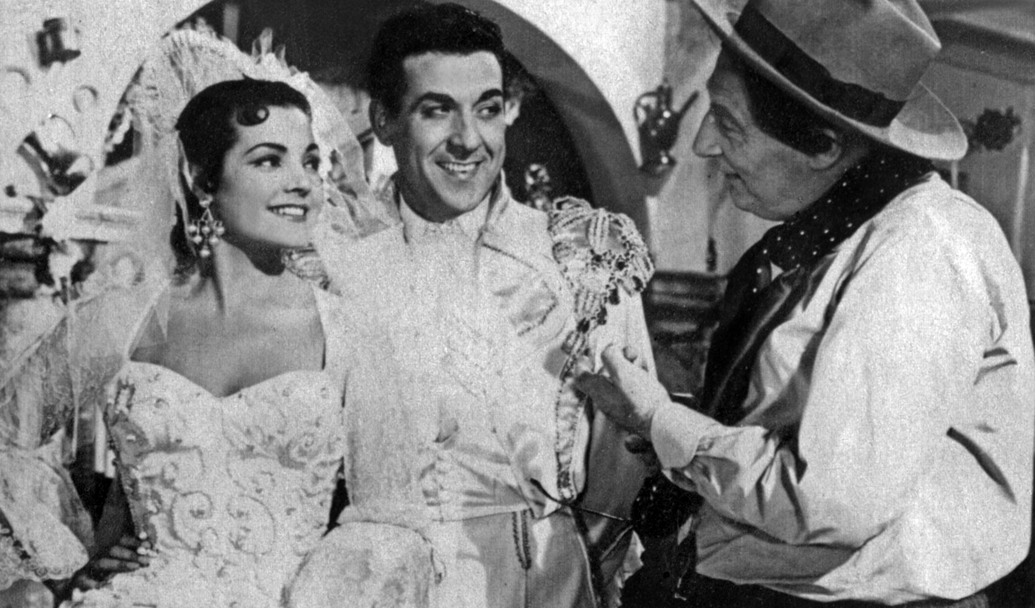 Carmen Sevilla con Luis Mariano y Jean Tissier en "La bella de Cádiz", 1953. || Fuente: Getty Images