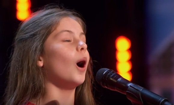 Emanne Beasha a surpris les juges avec sa présentation à AGT. | Photo : YouTube/America's Got Talent.