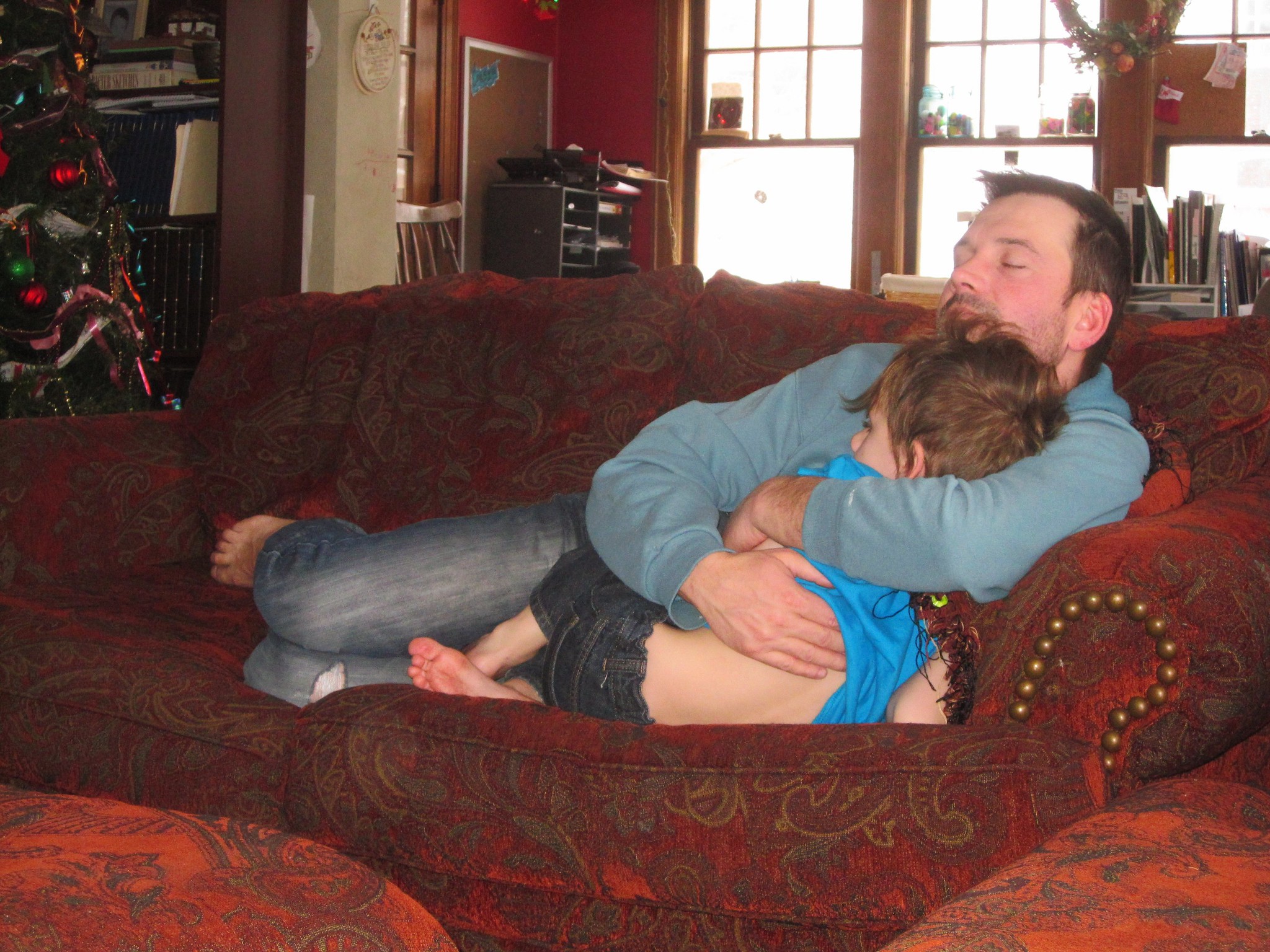 A father hugging his son | Source: Flickr