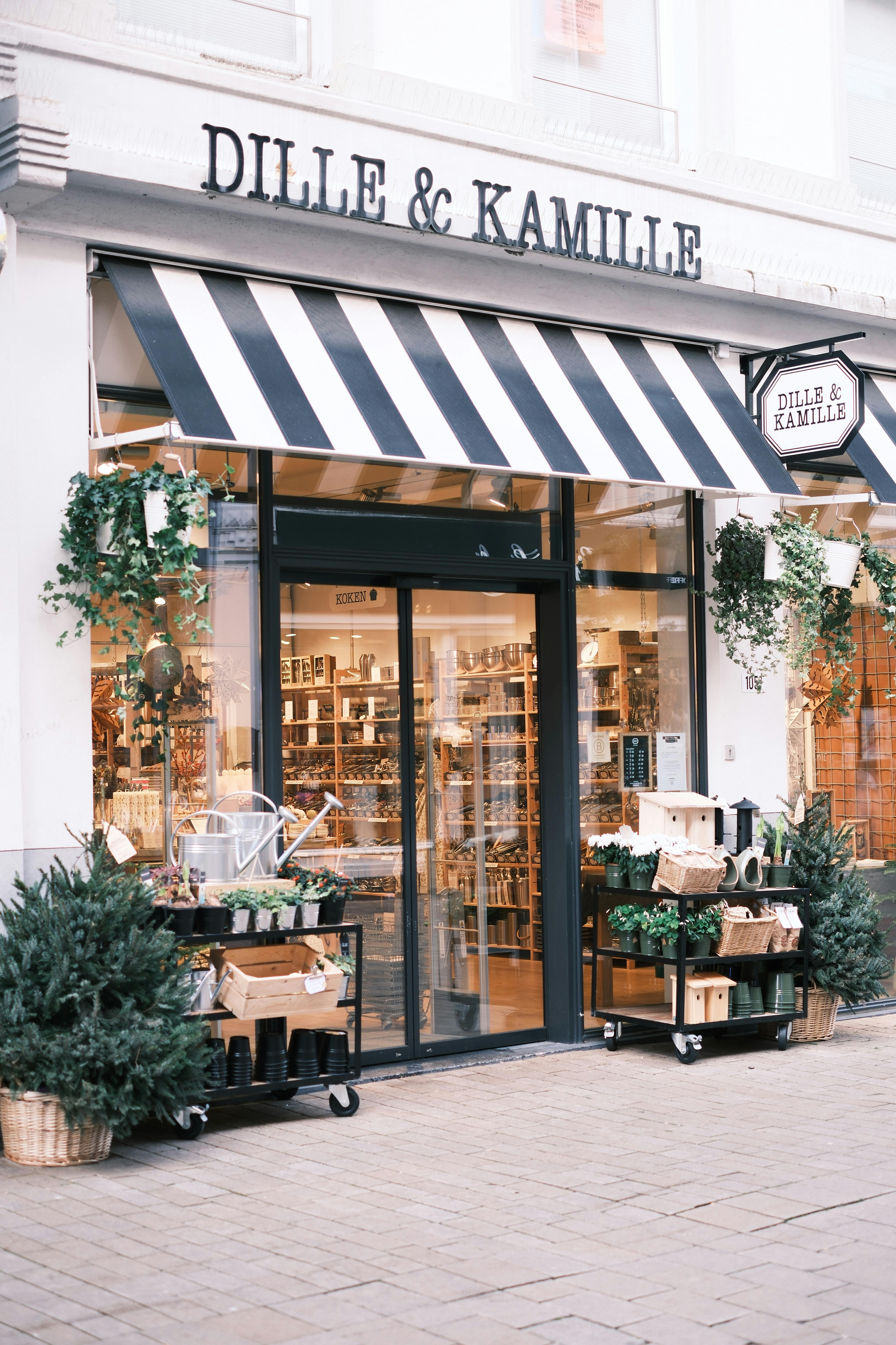 The outside view of a store | Source: Pexels