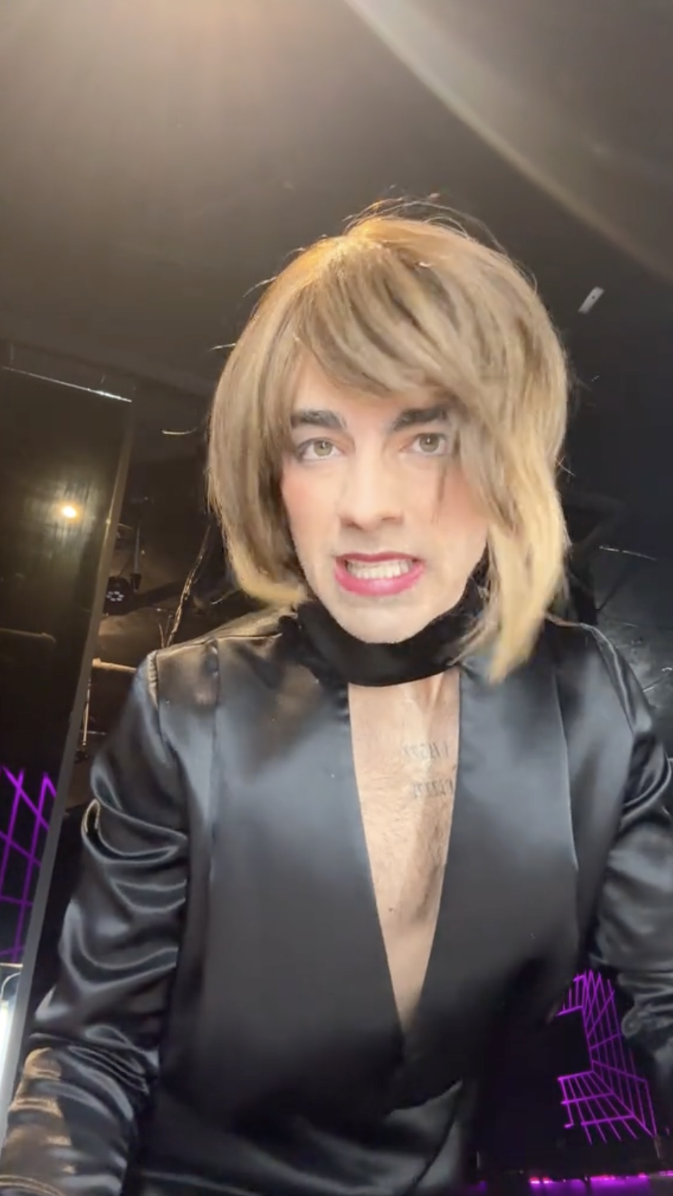 Joe Jonas's TikTok video channeling a dramatic character in a glamorous look | Source: TikTok.com/@joejonas