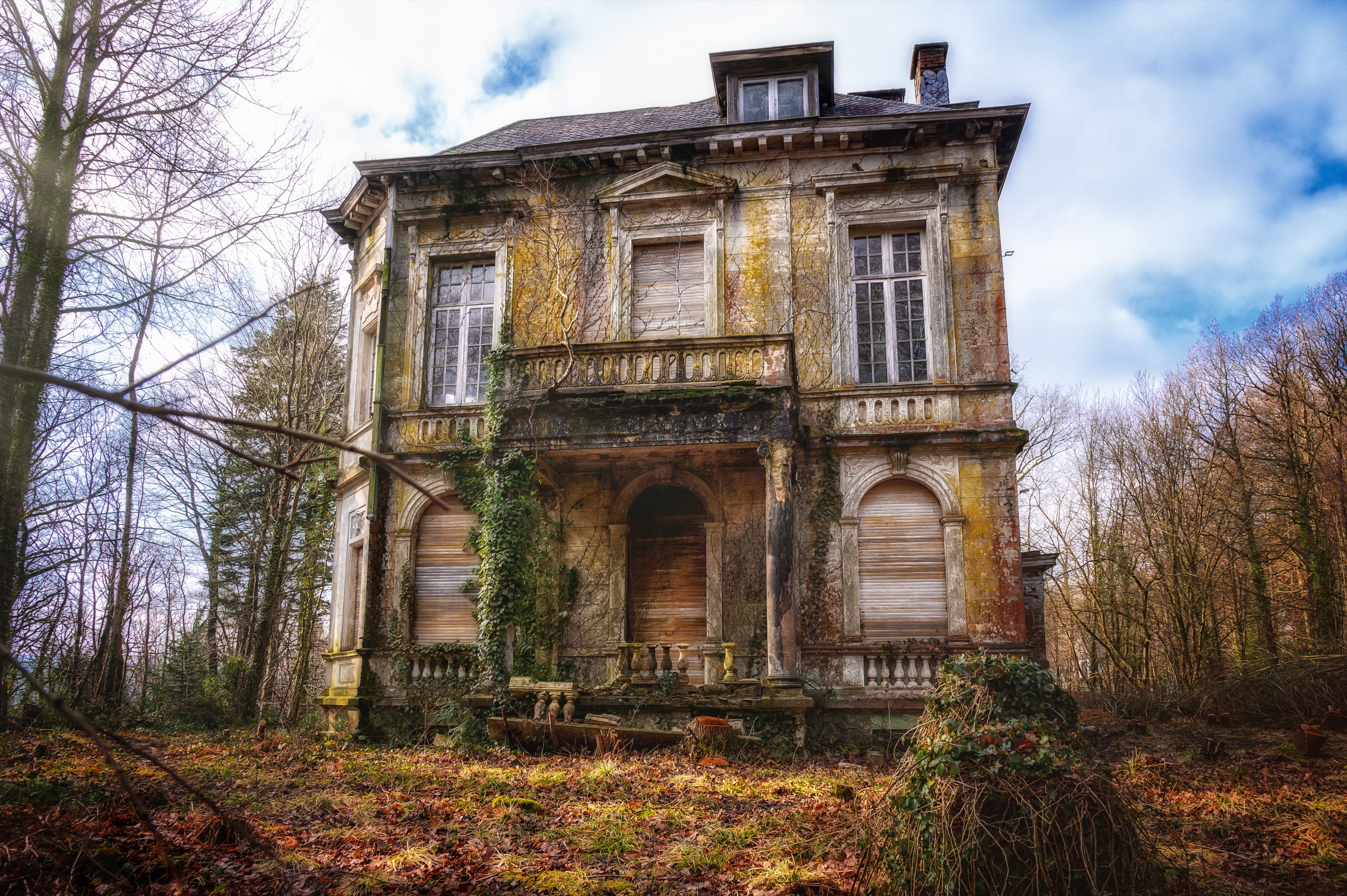 Fachada de una vieja mansión abandonada. | Foto: Unsplash