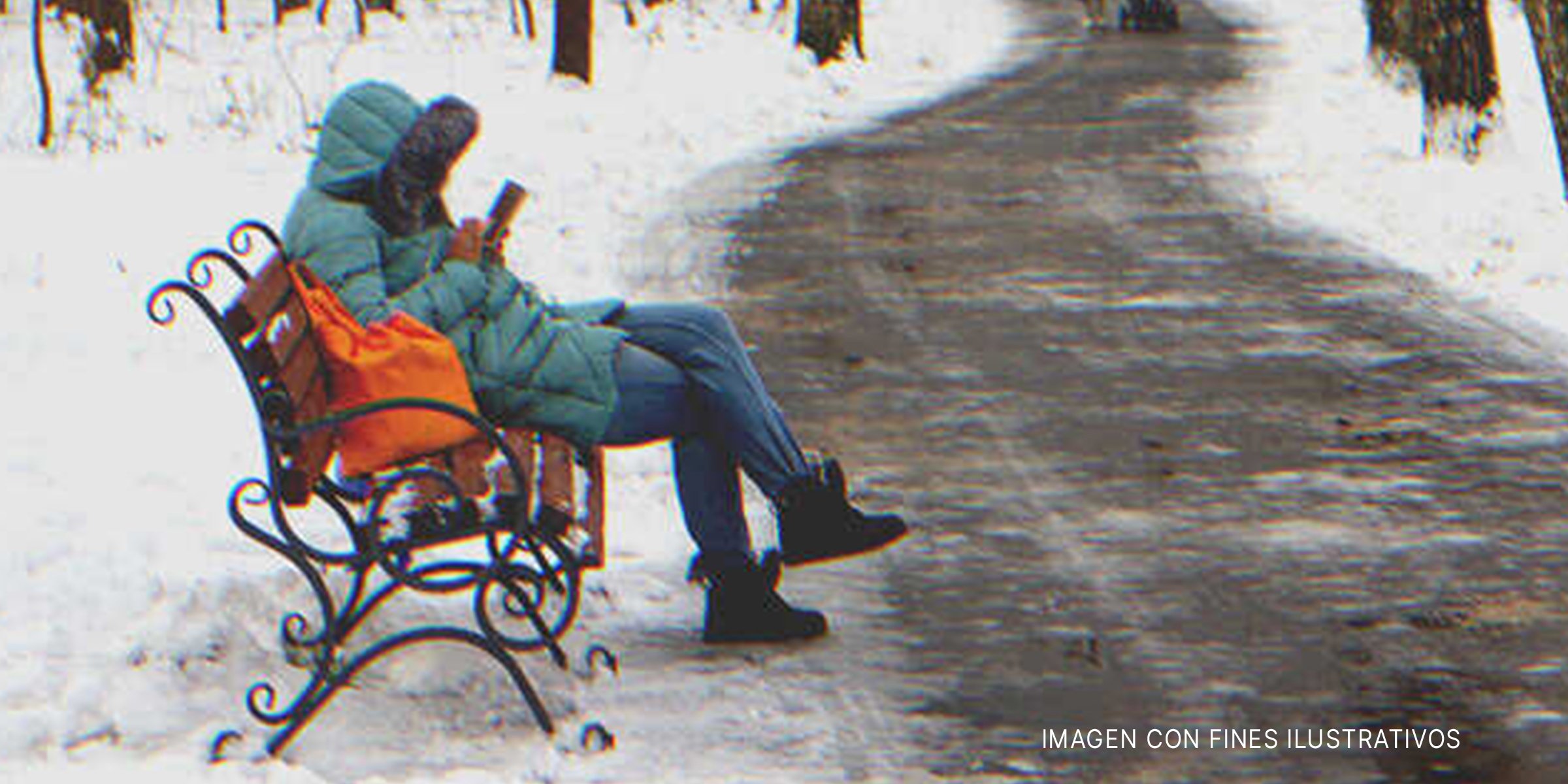 Una chica sentada en un banco rodeado de nieve. | Foto: Shutterstock