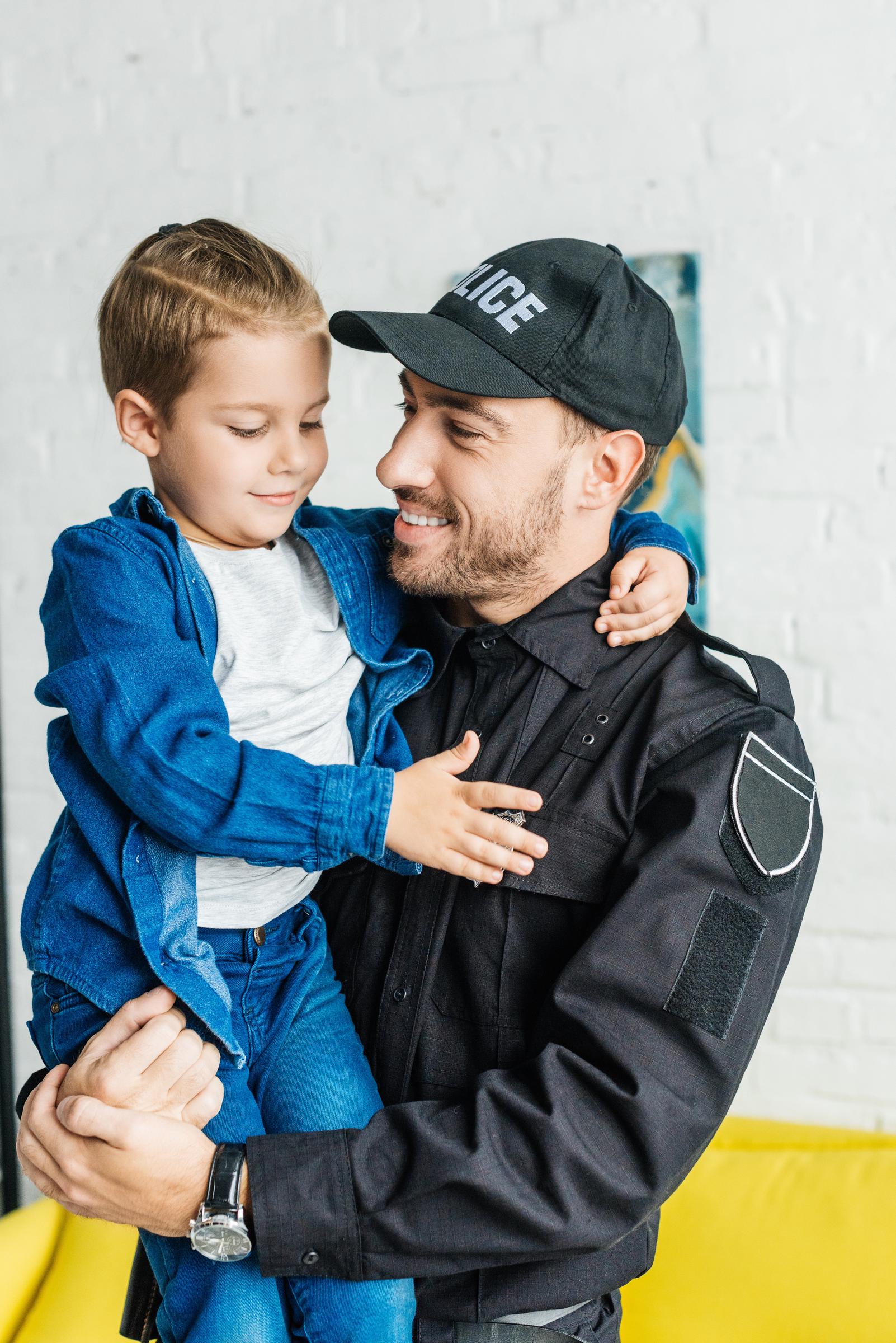 Police officer bonding with a little boy | Source: Shutterstock