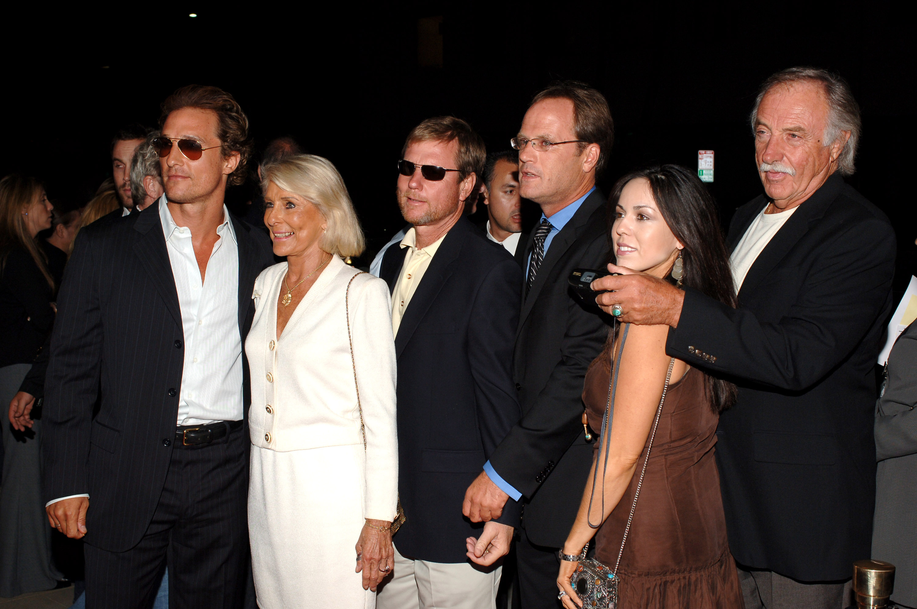 Matthew McConaughey, Kay McCabeat, James McConaughey, and other family members during the "Two for the Money" World Premiere in Los Angeles, California, on September 27, 2005 | Source: Getty Images