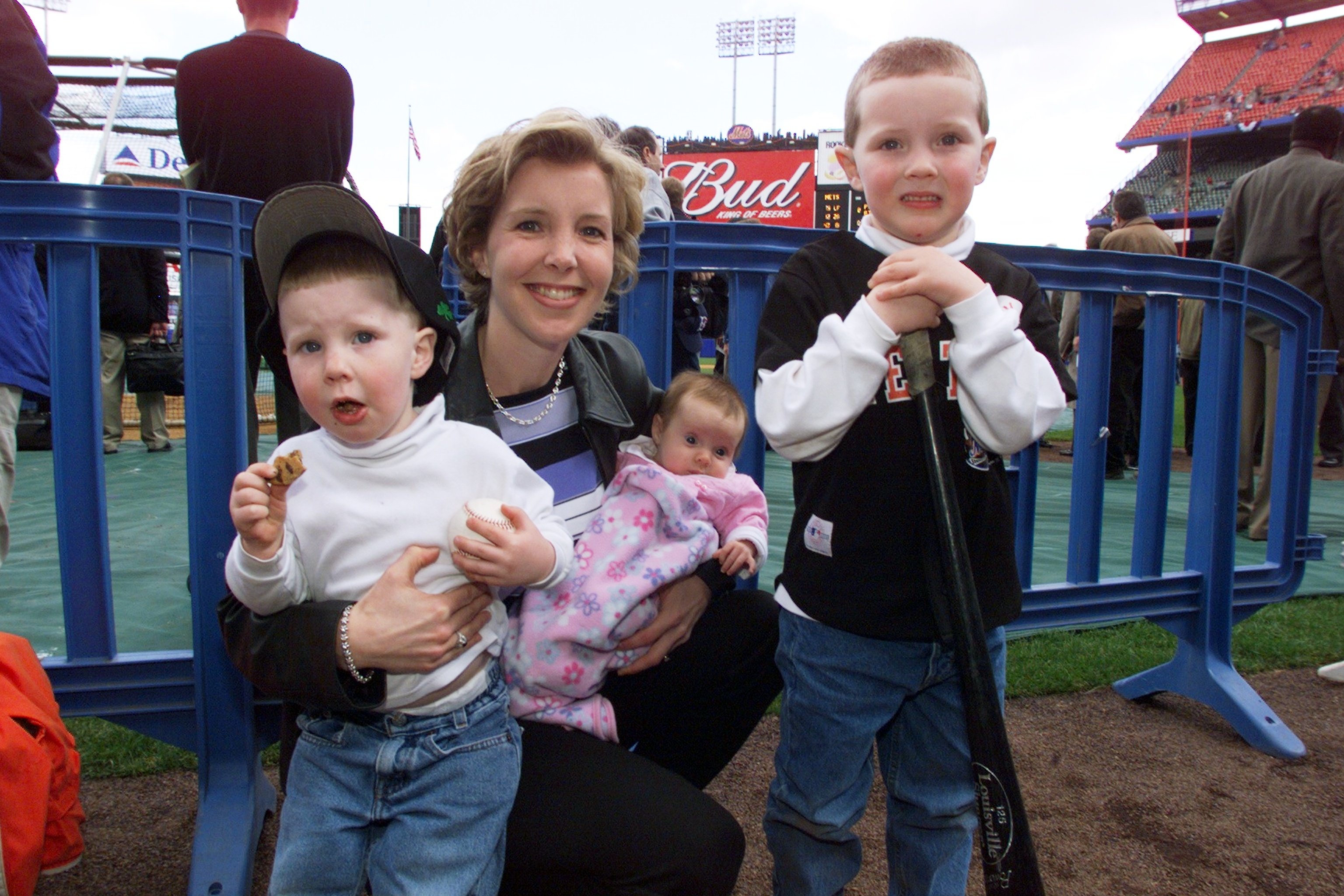 Lisa Beamer, oğulları Drew ve David ve 2 aylık kızı Morgan ile 1 Nisan 2002'de Shea Stadyumu'nda |  Kaynak: Getty Images