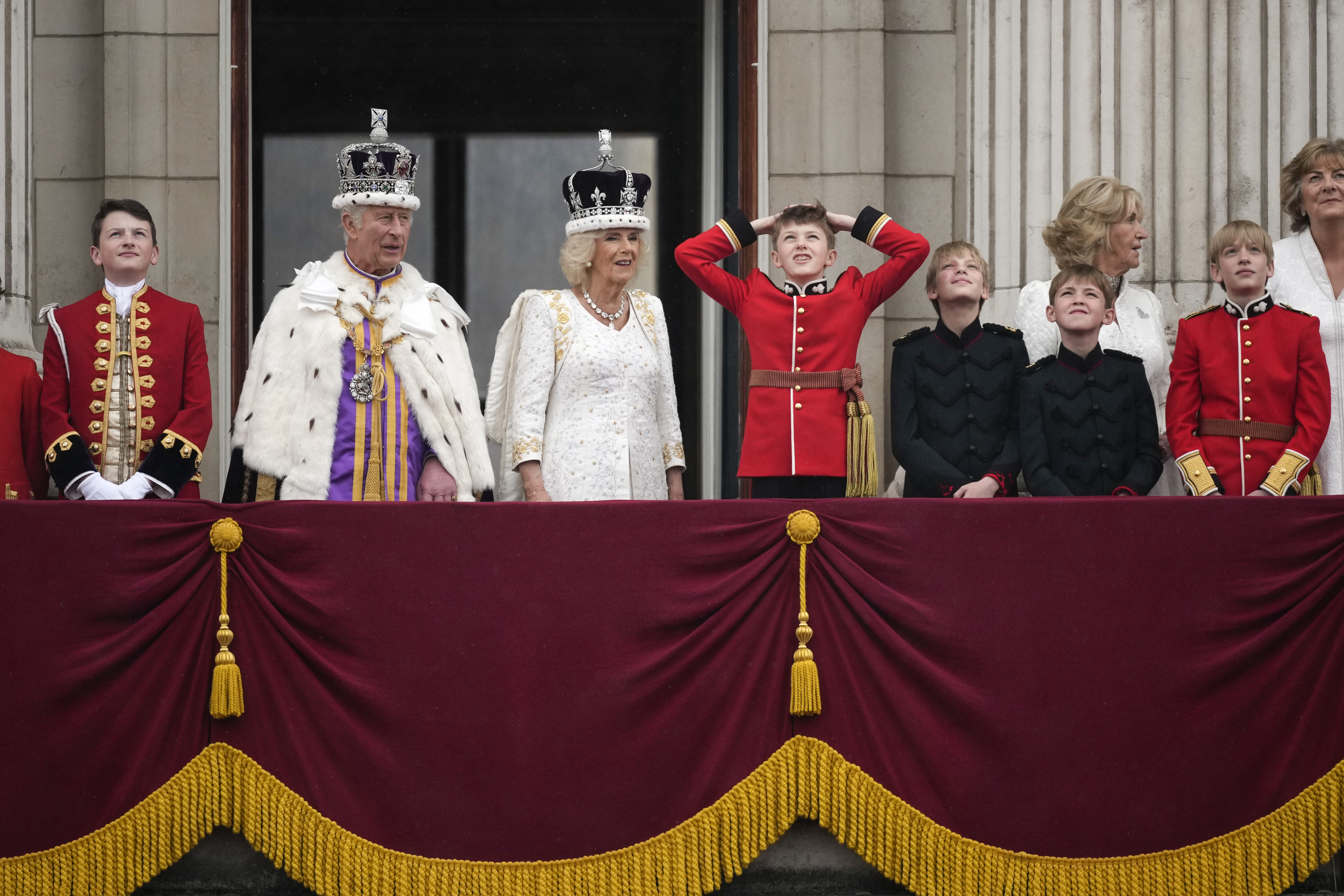 King Charles III, Queen Camilla, Freddy Parker Bowles, Louis Lopes, Annabel Elliot, Gus Lopes, and Arthur Elliot at the Buckingham Palace after the Coronation service on May 6, 2023 in London, England. | Source: Getty Images