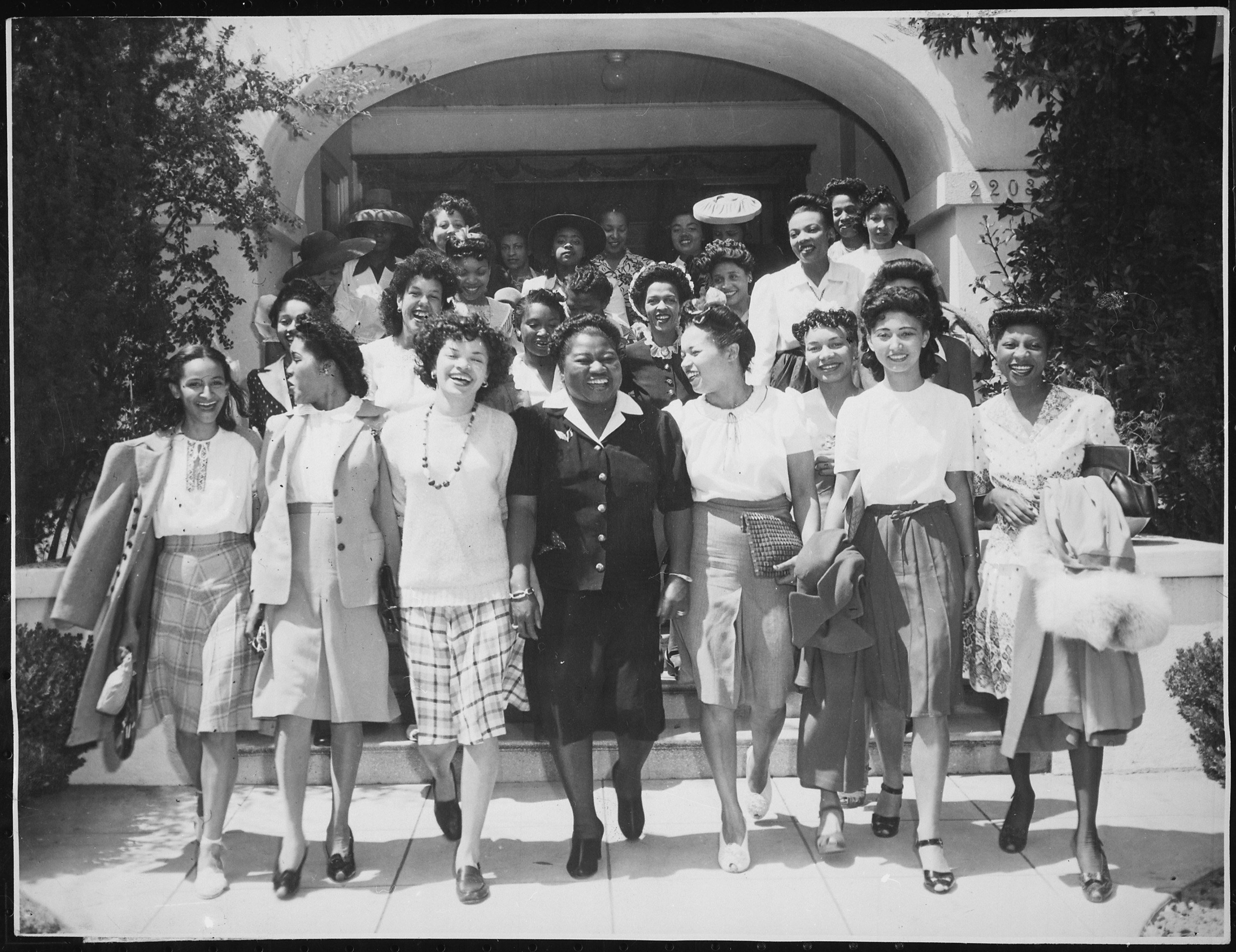 Hattie McDaniel, in front of her house at 2203 South Harvard Boulevard in L.A.’s West Adams, in 1942 | Photo: Wikimedia Commons Images Hattie McDaniel, in front of her house at 2203 South Harvard Boulevard in L.A.’s West Adams, in 1942 | Photo: Wikimedia Commons Images