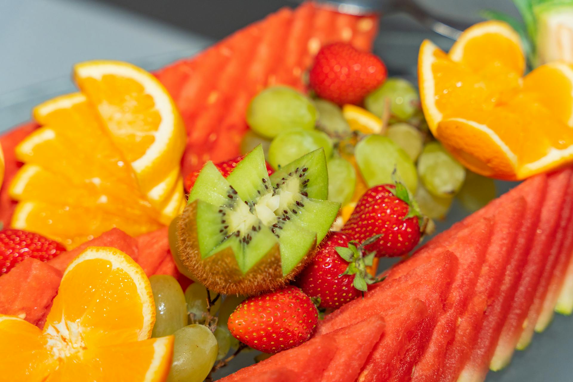 A plate of sliced fruits | Source: Pexels