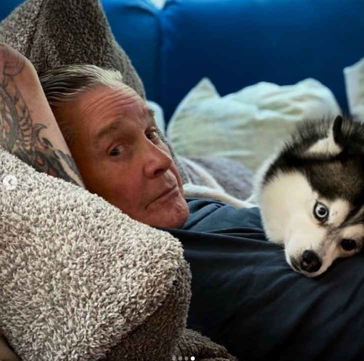 Ozzy Osbourne and Elvis share a quiet moment on the couch, as posted on October 19, 2025 | Source: Instagram/sharonosbourne
