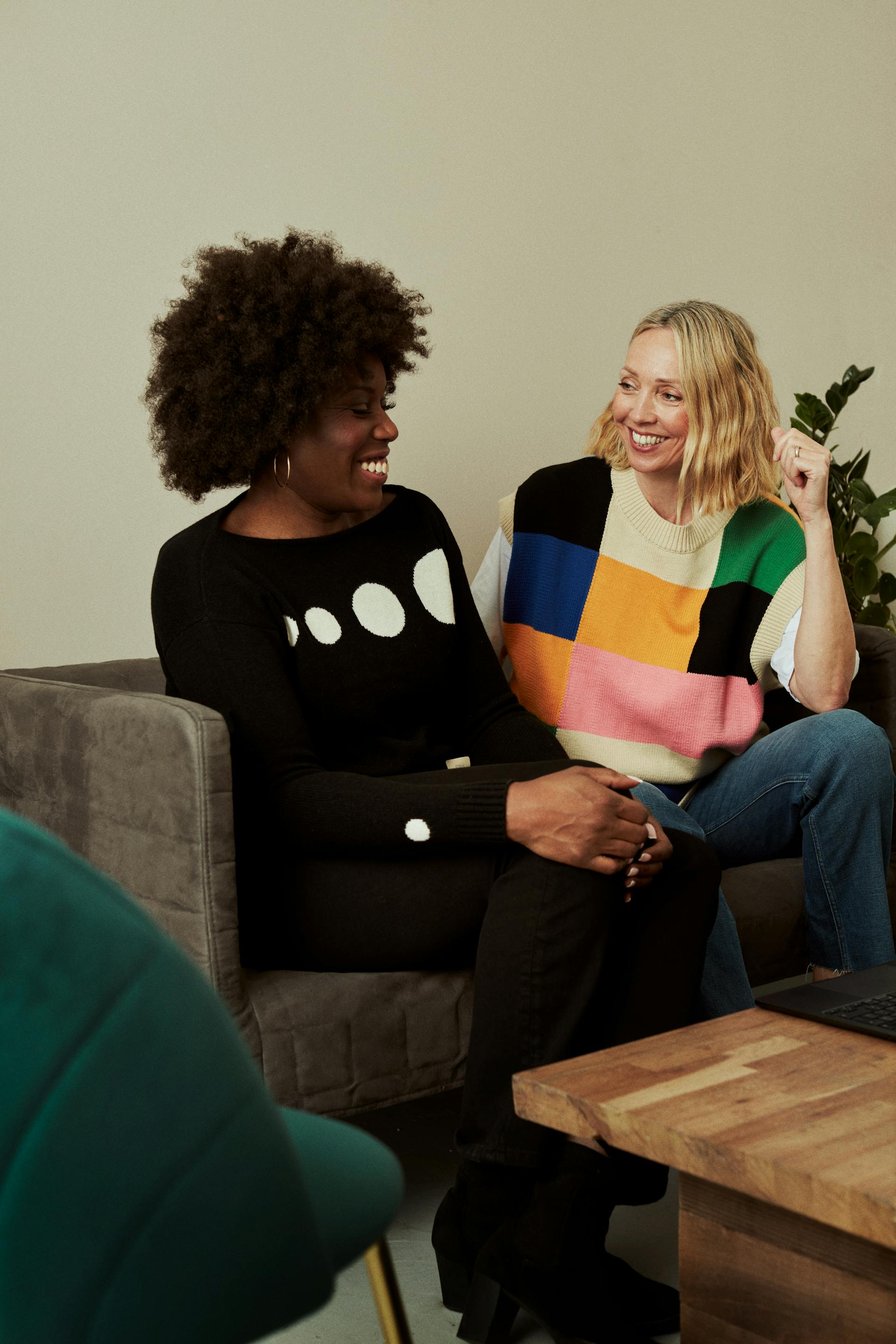 Women on a sofa laughing | Source: Pexels