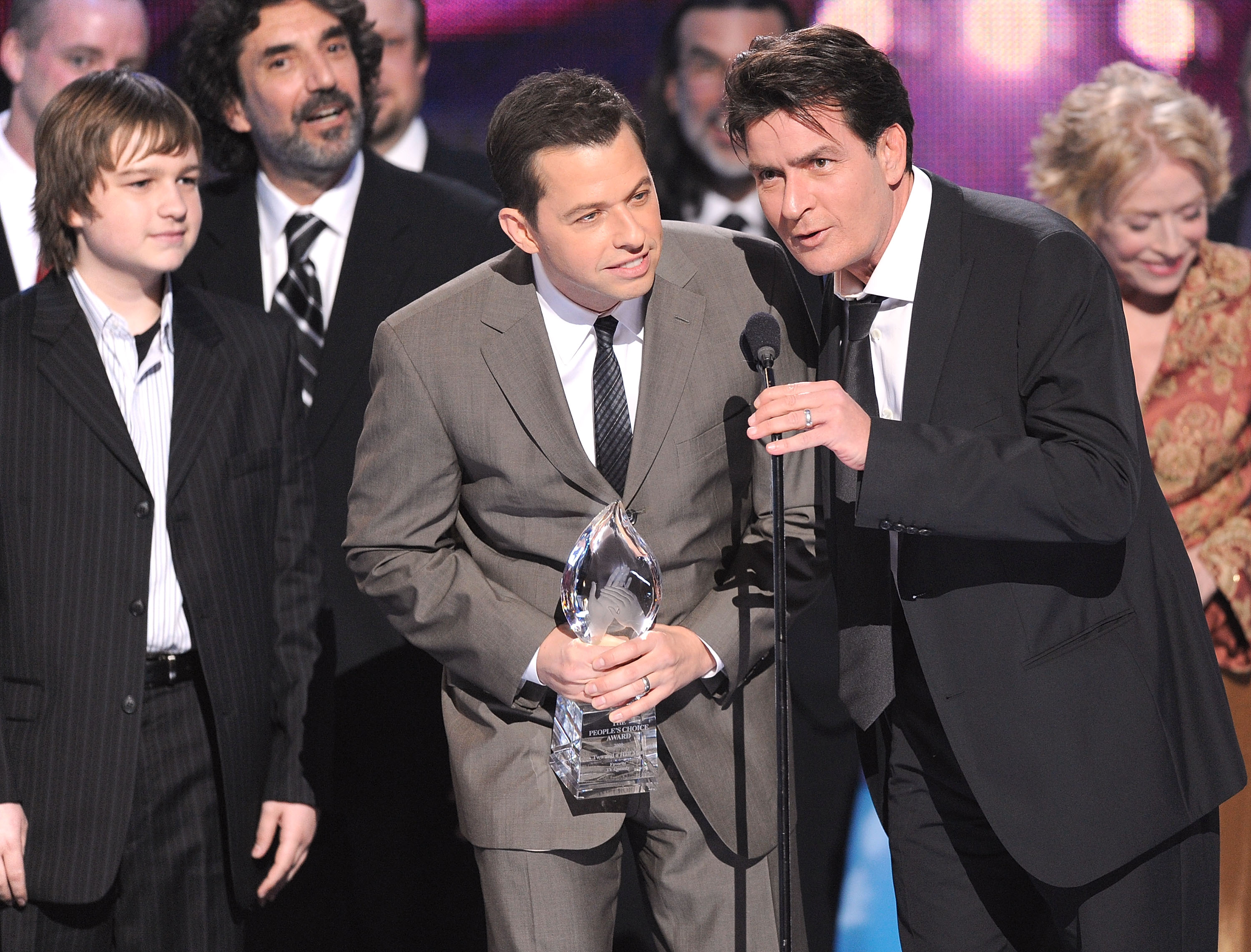 ngus T. Jones, Jon Cryer and Charlie Sheen accepting their People Choice Award in Los Angeles in 2009 | Source: Getty Images