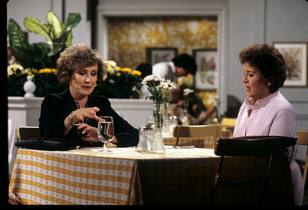 L'actrice Claudette Nevins et Sada Thompson. | Photo : Getty Images L'actrice Claudette Nevins et Sada Thompson. | Photo : Getty Images