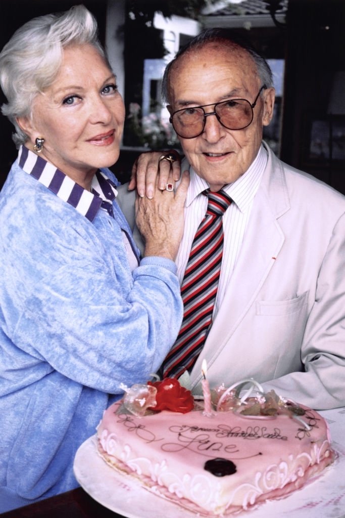 Line Renaud célèbre son anniversaire en compagnie de Loulou Gasté en juillet 1994 à Paris, France. | Photo : Getty Images