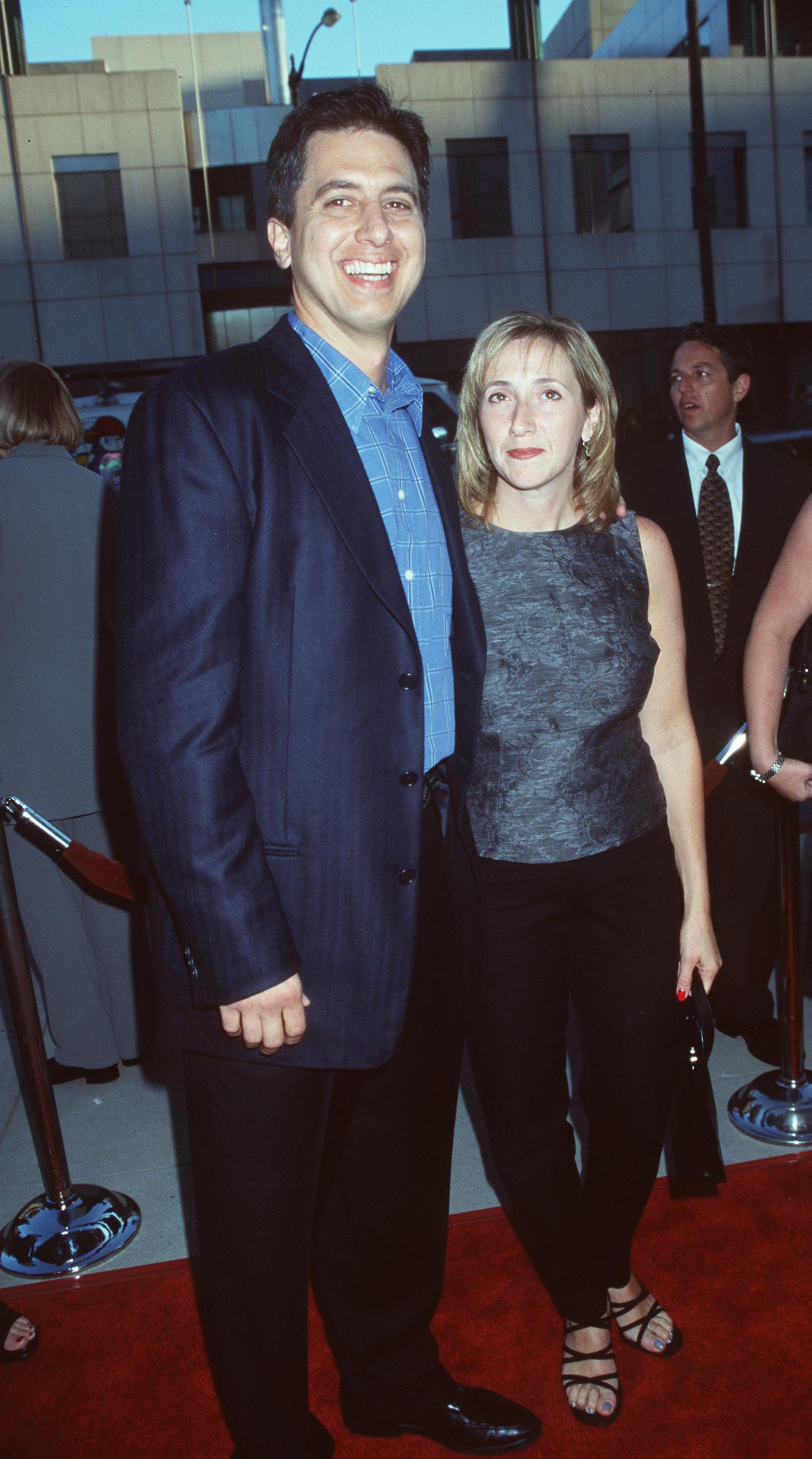 Ray Romano with his wife, Anna, at the premiere of "The Muse" on August 17, 1999, Beverly Hills, California | Source: Getty Images