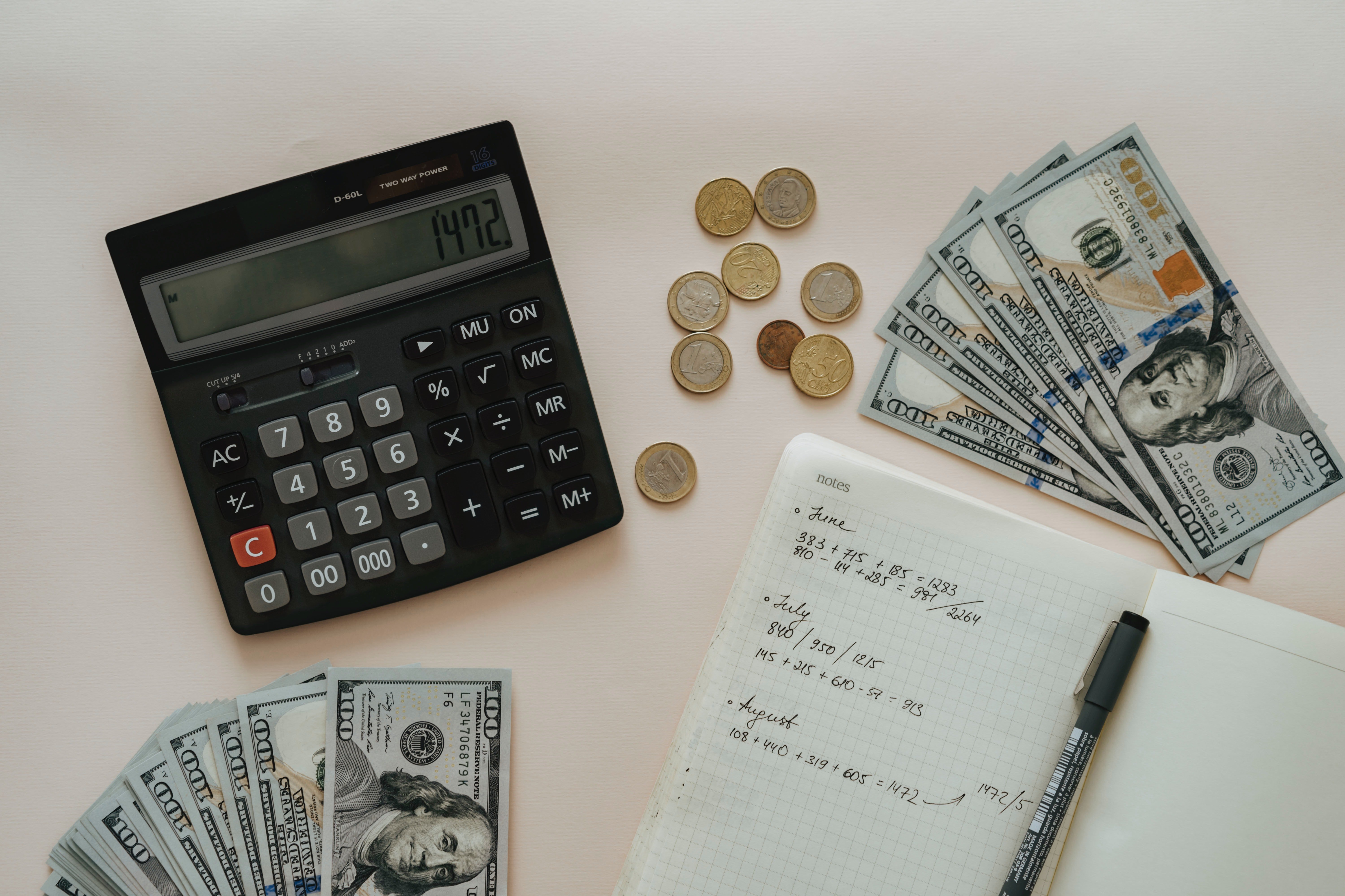 Calculadora, libreta y dinero en efectivo. | Foto: Pexels